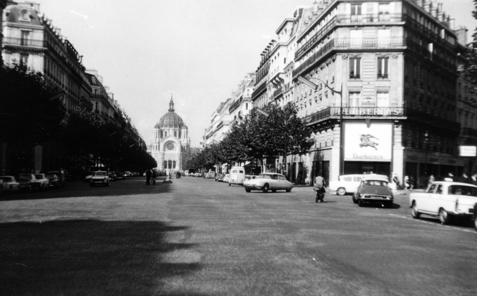 Franciaország, Párizs, Boulevard Malesherbes a Rue Pasquier sarkánál. Háttérben középen a Szent Ágoston-templom (Église Saint-Augustin)
., 1961, Árgyelán Ágnes, Fortepan #221872