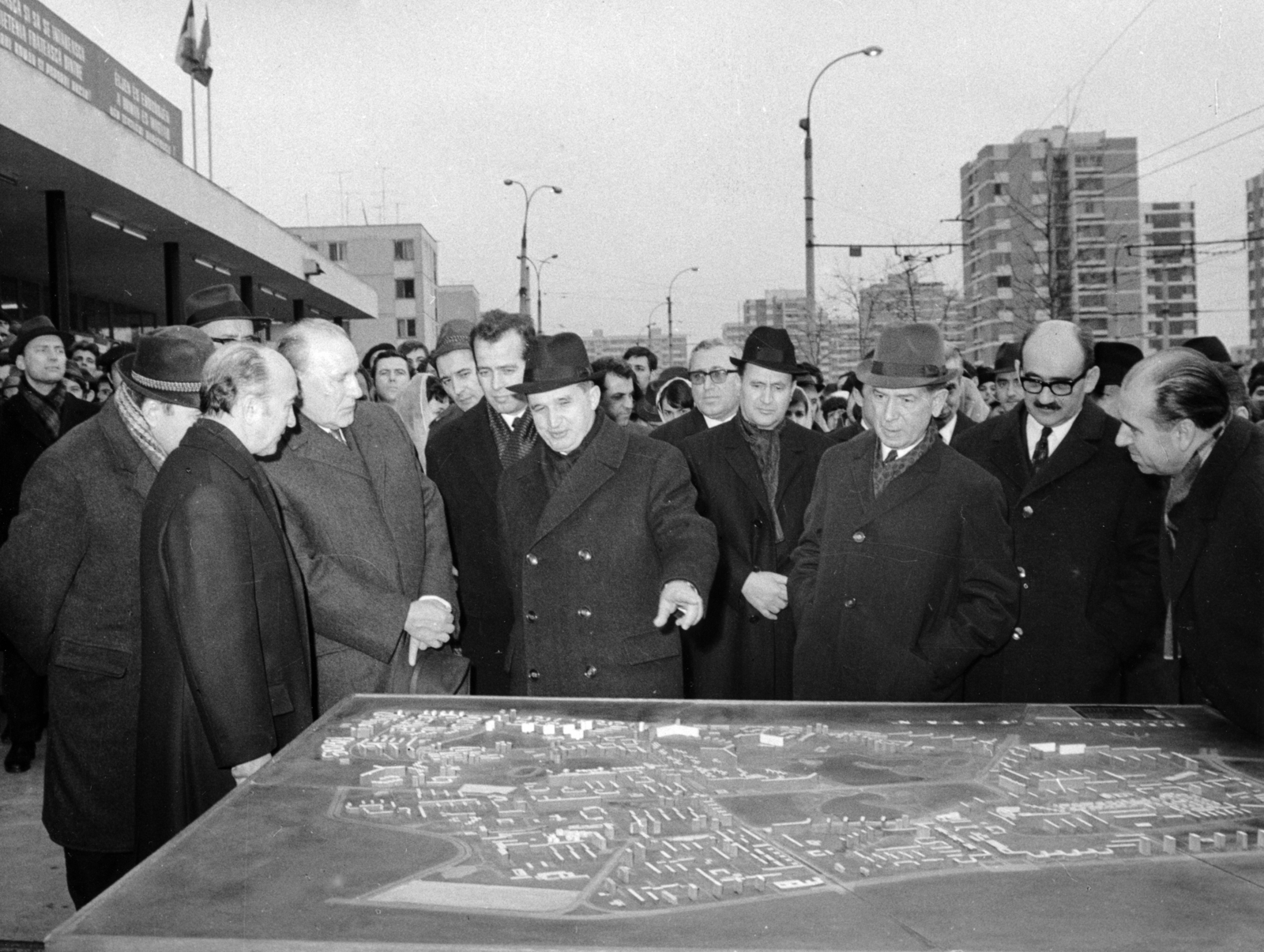 Románia, Bukarest, Strada Constantin Brâncuși, kalappal a kezében Kádár János a Magyar Szocialista Munkáspárt vezetője, Nicolae Ceaușescu román pártvezető mutatja az új városrész, a Titán lakótelep makettjét. Jobbra zsebredugott kézzel Fock Jenő miniszterelnök, tőle jobbra a szemüveges Vályi Péter a Minisztertanács elnökhelyettese., 1972, Árgyelán Ágnes, híres ember, kalap, makett, kalap kézben, Fortepan #221902