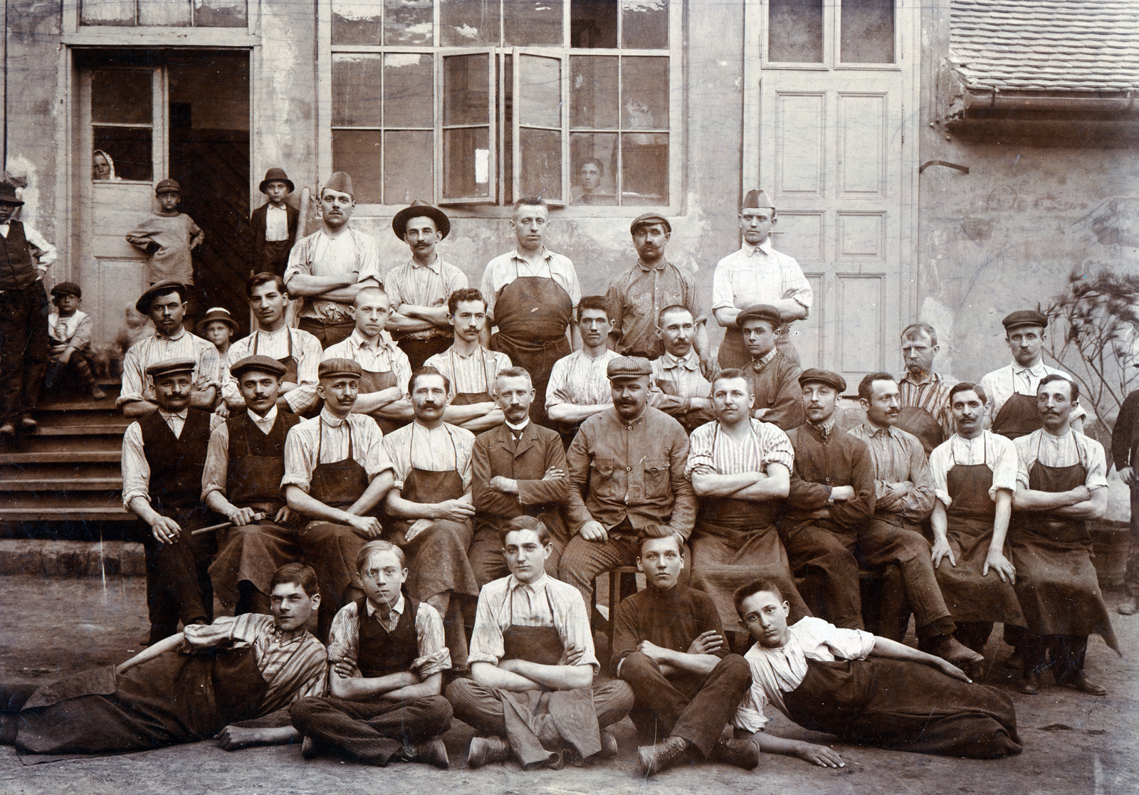 1918, Philip Györgyné, Best of, men, tableau, peeking, working clothes, apron, Fortepan #221941