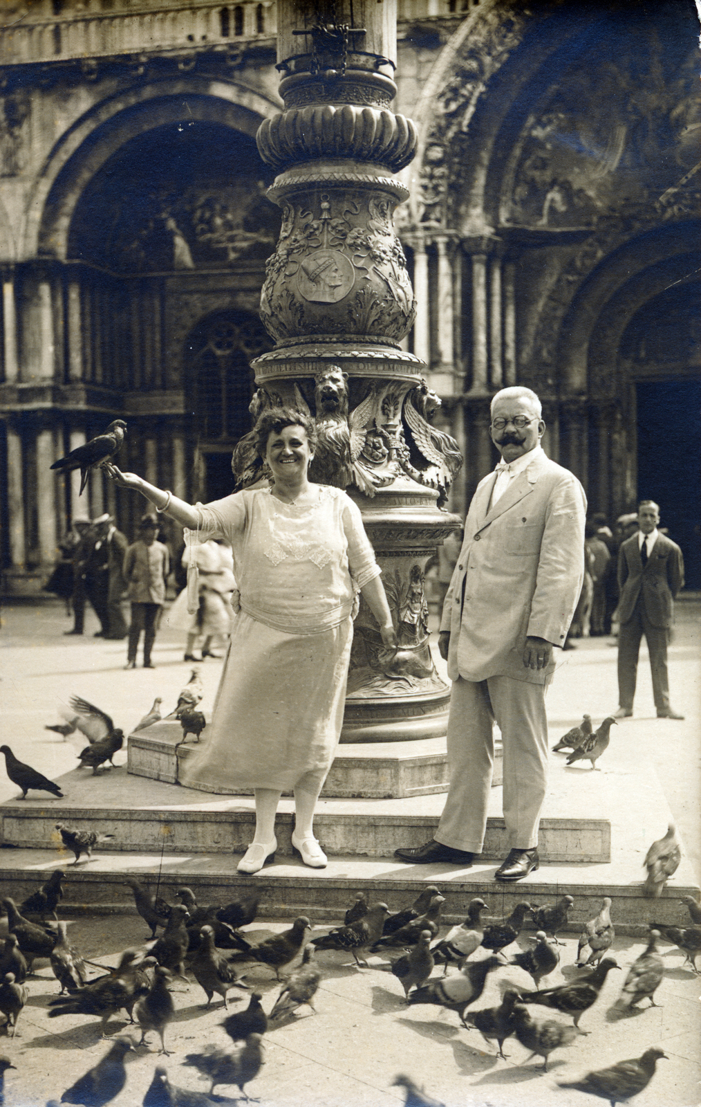 Italy, Venice, Szent Márk tér, háttérben a Szent Márk-székesegyház., 1925, Philip Györgyné, man and woman, dove, Fortepan #221948