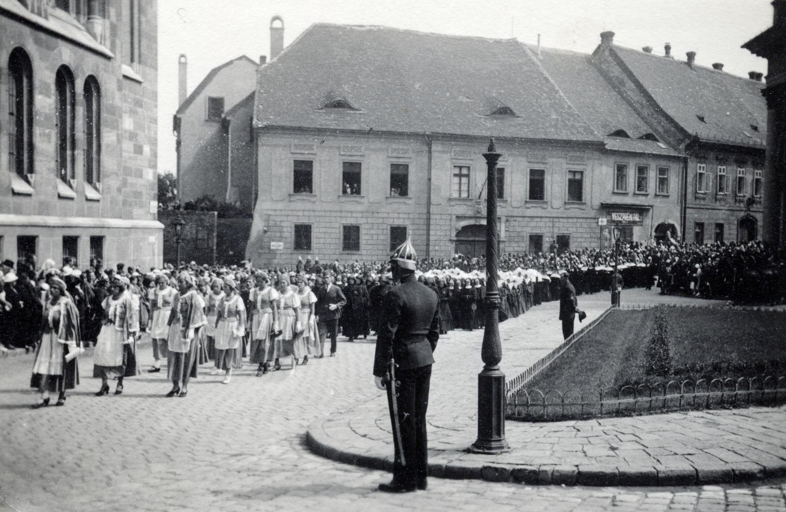 Magyarország, budai Vár, Budapest I., Bécsi kapu tér, balra a Magyar Országos Levéltár épülete., 1932, Hancsák Bozsena, Budapest, Fortepan #221957