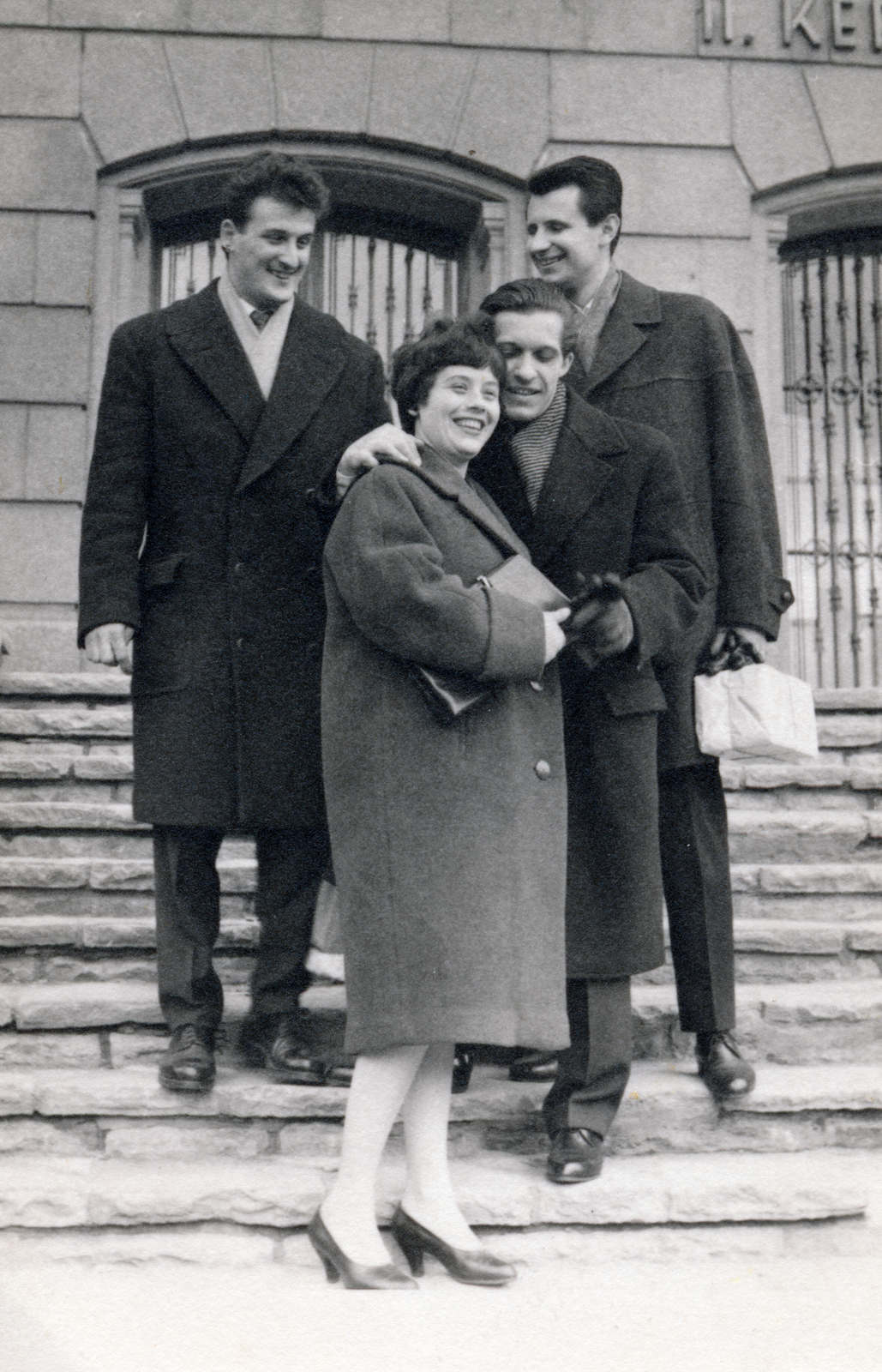 Magyarország, Budapest II., Mechwart liget, háttérben a Kerületi Tanács épülete (később Polgármesteri hivatal)., 1963, Dudás László, lépcső, csomag, télikabát, Budapest, Fortepan #221992