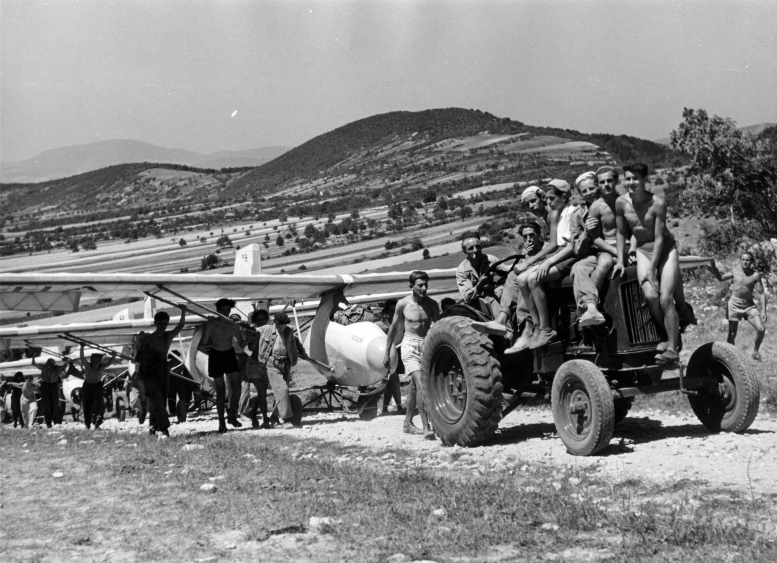 Hungary, Hármashatárhegy Airport, Budapest II., a “nagy szuszogó”., 1950, Nasztanovics Ferenc, tractor, sailplane, Budapest, Fortepan #222004