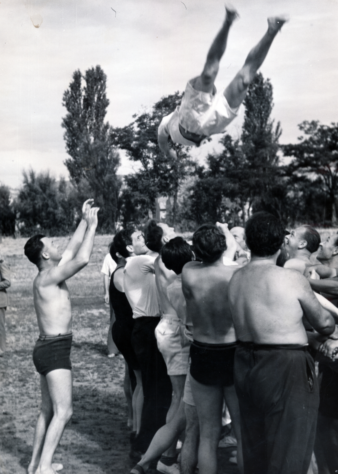 1950, Nasztanovics Ferenc, férfiak, csoportosulás, félmeztelen, tréfálkozás, levegőben, Fortepan #222007