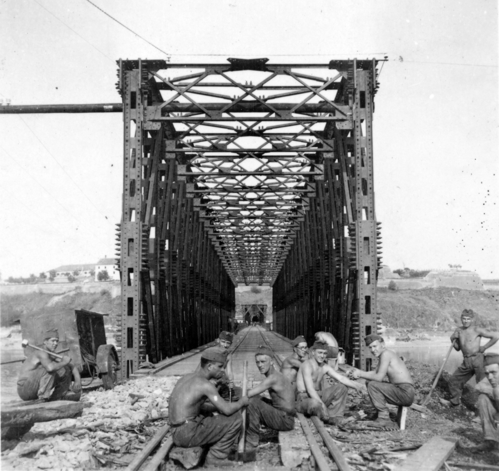 Serbia, Novi Sad, ideiglenes vasúti híd, háttérben Pétervárad., 1942, Nasztanovics Ferenc, relaxation, half-naked, Fortepan #222036