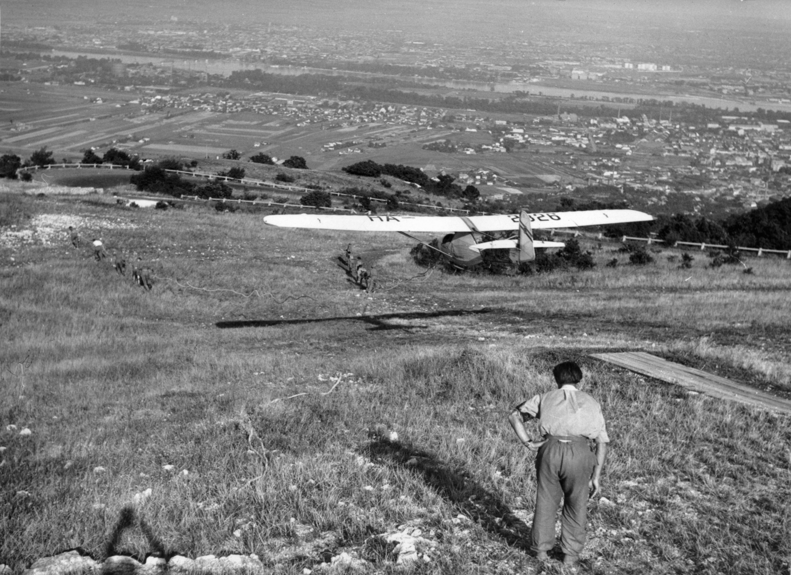 Hungary, Hármashatárhegy Airport, Budapest III., gumiköteles starthely a Hármashatárhegyi út közelében, távolban a Duna., 1951, Nasztanovics Ferenc, Budapest, sailplane, rubber band start, Fortepan #222047