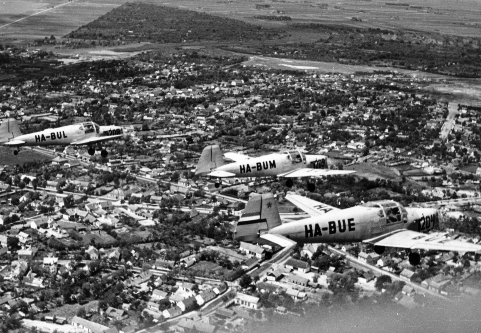 Hungary, Hajdúszoboszló, Zlin-381 Fecske típusú repülőgépek a város felett., 1952, Nasztanovics Ferenc, airplane, Zlín Z381 Sparrow, aerial photo, Fortepan #222051