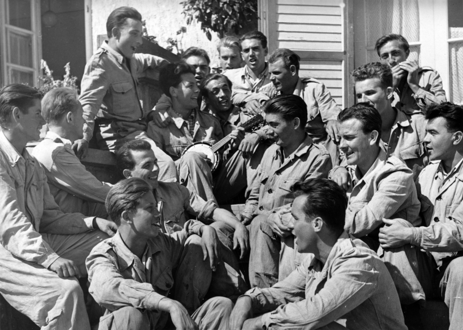 Hungary, Budaörs, Farkashegy, az Országos Magyar Repülő Egyesület Motoros Oktatóképző Iskolájának növendékei, pihenő idő alatt., 1950, Nasztanovics Ferenc, kazoo, banjo, balalaika, singing, Fortepan #222053
