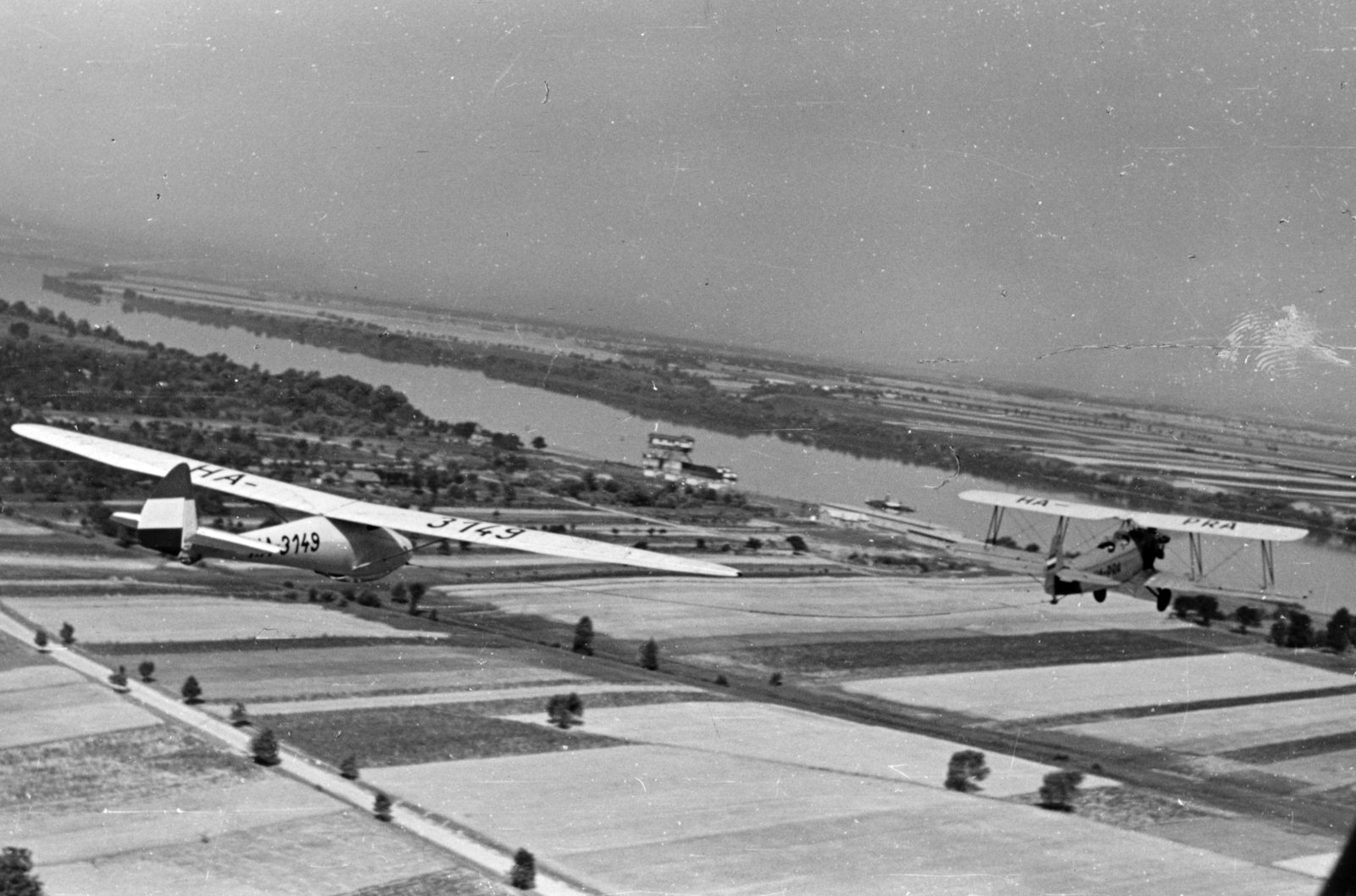 Hungary, Esztergom, légifotó a város felett. Vitorlázó repülőgép vontatókötélen. Lent középen szénrakodó a Dunán, a Dorogi Szénbányák szállító és elosztó részlege., 1953, Nasztanovics Ferenc, airplane, biplane, sailplane, Czechoslovak brand, Praga-brand, untitled, Fortepan #222055