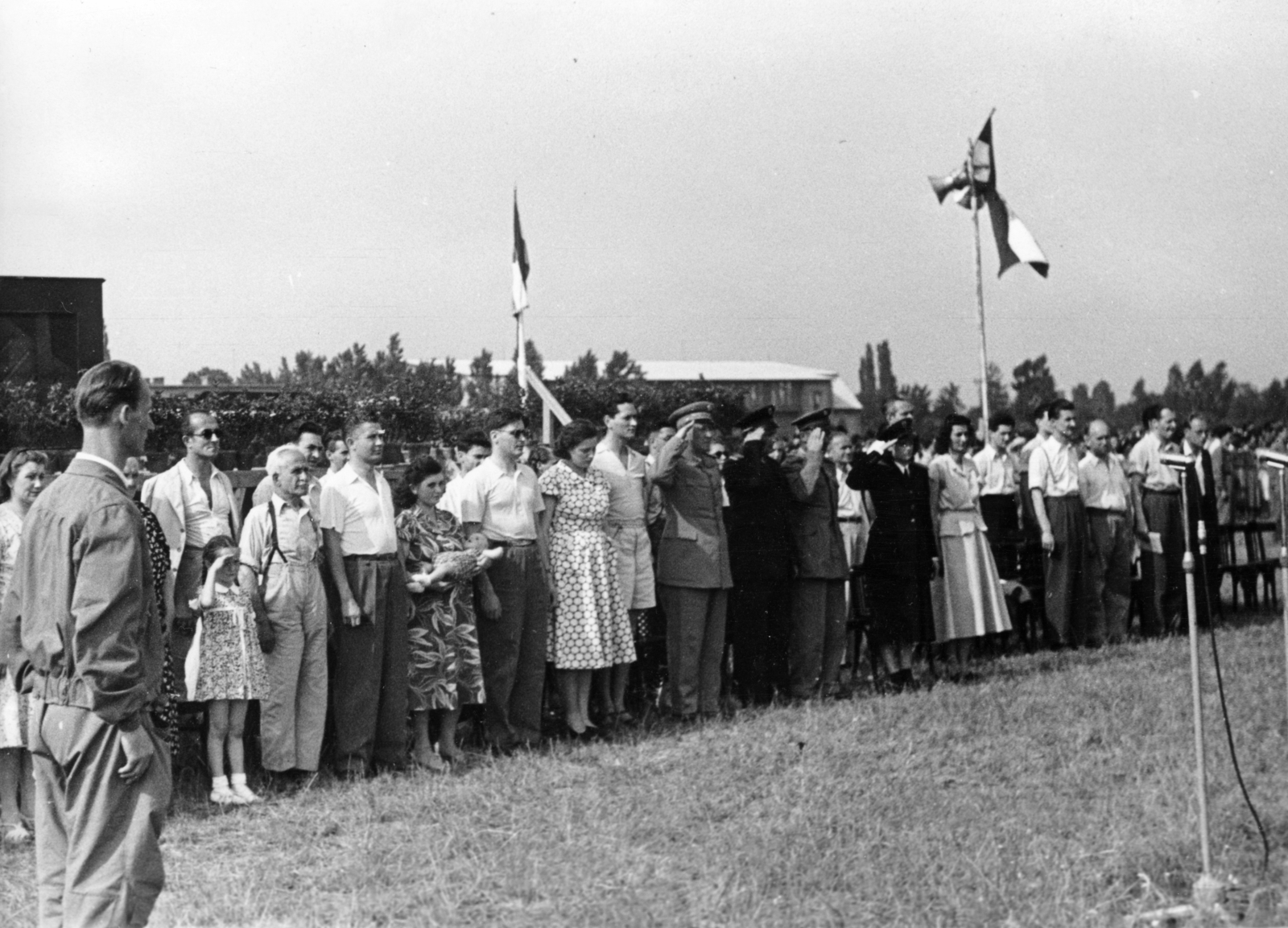 Hungary, Mátyásföld Airport, Budapest XVI., résztvevők a DISZ (a Dolgozó Ifjúság Szövetsége) egy éves fenállásának tiszteletére rendezett repülőbemutató alkalmával, 1951. június 17-én., 1951, Nasztanovics Ferenc, Budapest, audience, festive, airport, Fortepan #222058