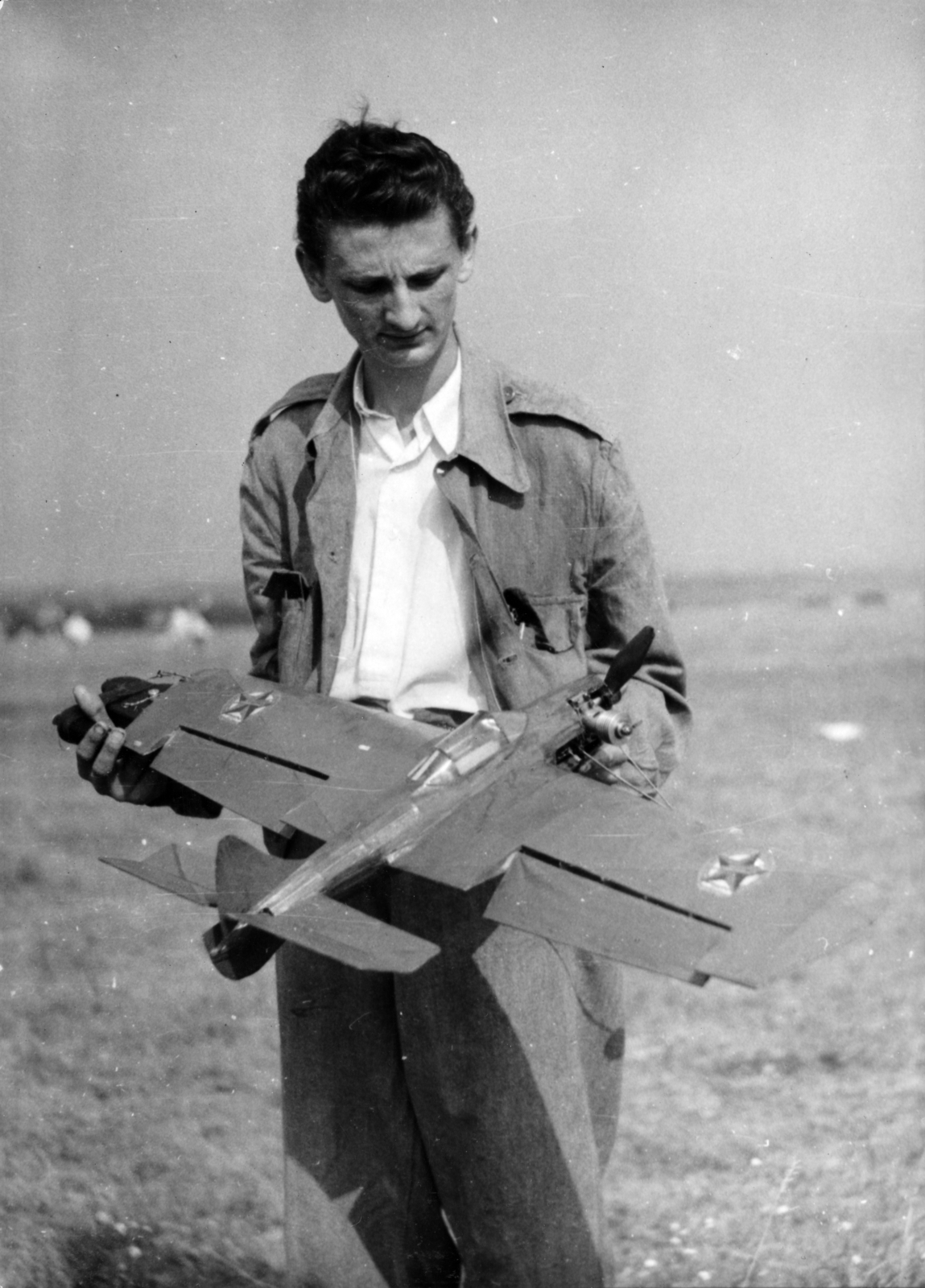 Hungary, Mátyásföld Airport, Budapest XVI., egy modellező résztvevő a DISZ (a Dolgozó Ifjúság Szövetsége) egy éves fenállásának tiszteletére rendezett repülőbemutatón, 1951. június 17-én., 1951, Nasztanovics Ferenc, model plane, Budapest, Fortepan #222060