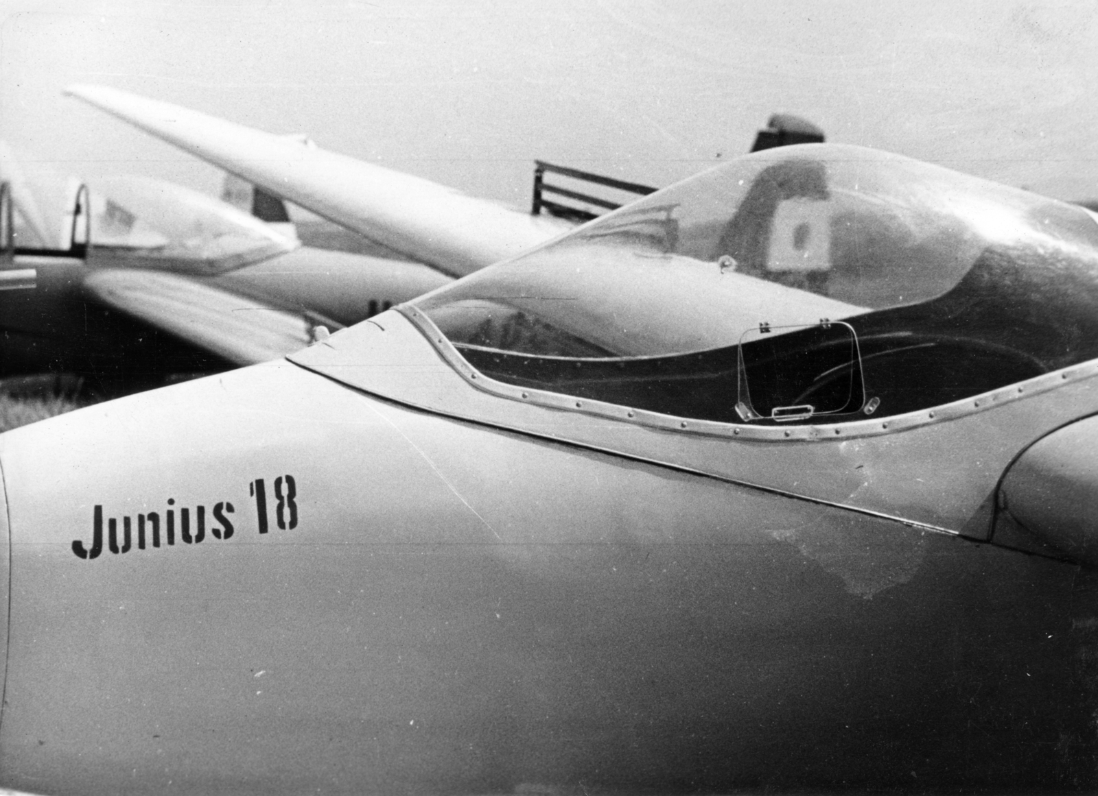Hungary, Mátyásföld Airport, Budapest XVI., a DISZ alapításának dátumáról elnevezett Rubik R-22 Június 18 típusú vitorlázó repülőgép, a DISZ (a Dolgozó Ifjúság Szövetsége) egy éves fenállásának tiszteletére rendezett repülőbemutató alkalmával, 1951. június 17-én., 1951, Nasztanovics Ferenc, sailplane, Budapest, Fortepan #222063
