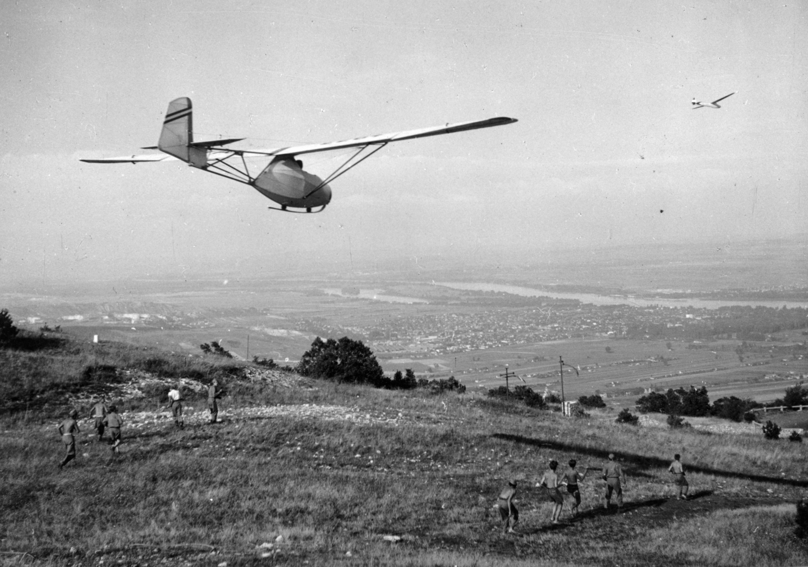 Hungary, Hármashatárhegy Airport, Budapest III., gumiköteles starthely a Hármashatárhegyi út közelében, távolban a Duna., 1951, Nasztanovics Ferenc, Budapest, sailplane, rubber band start, Fortepan #222065