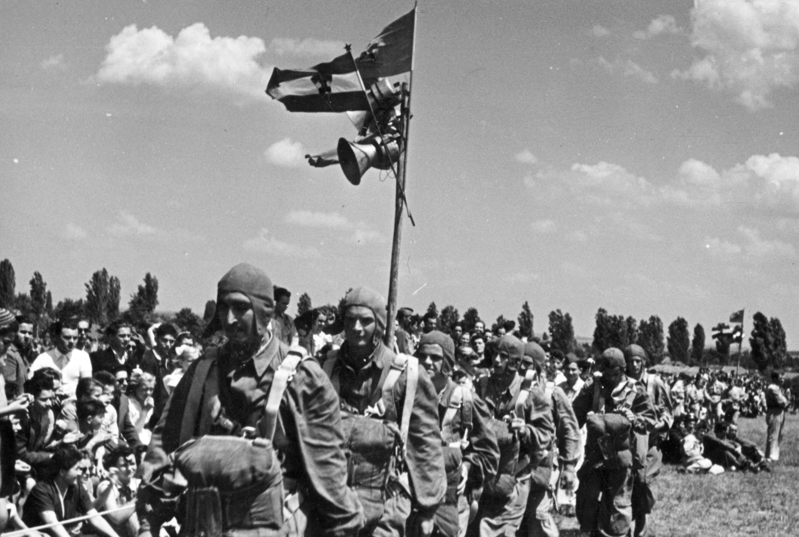 Hungary, Mátyásföld Airport, Budapest XVI., az országos béketalálkozó alkalmával, 1952. június 1-én, rendezett repülőnap résztvevői., 1952, Nasztanovics Ferenc, Budapest, audience, flag, megaphone, pilot, Fortepan #222081