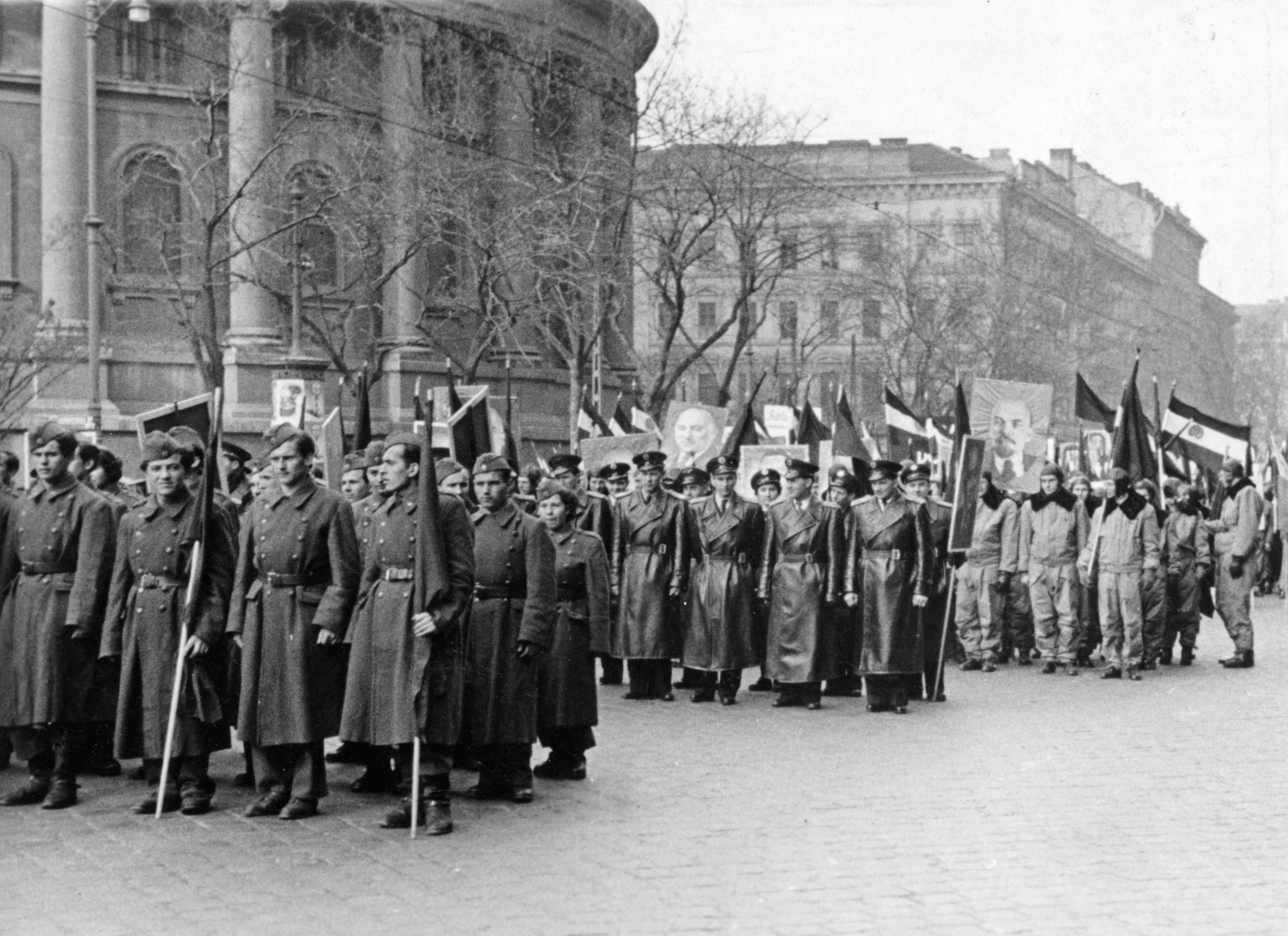 Hungary, Budapest V., Bajcsy-Zsilinszky út, az MDP II. Kongresszusa alkalmából, 1951. február 24-én rendezett felvonulás és nagygyűlés résztvevői. Háttérben balra a Szent István-bazilika., 1951, Nasztanovics Ferenc, Budapest, festive, flag, military parade, leather jacket, Fortepan #222087