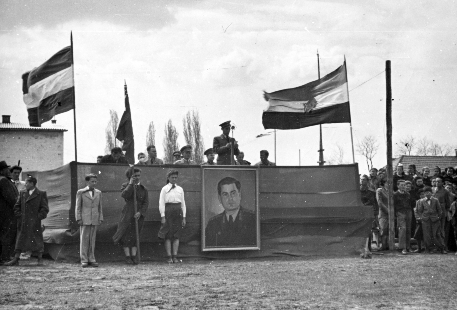 Hungary, Hajdúszoboszló, repülőtér. A felvétel az Alekszej Mereszjev motoros repülőiskola névadó ünnepségén készült., 1953, Nasztanovics Ferenc, flag, festive, airport, Fortepan #222095