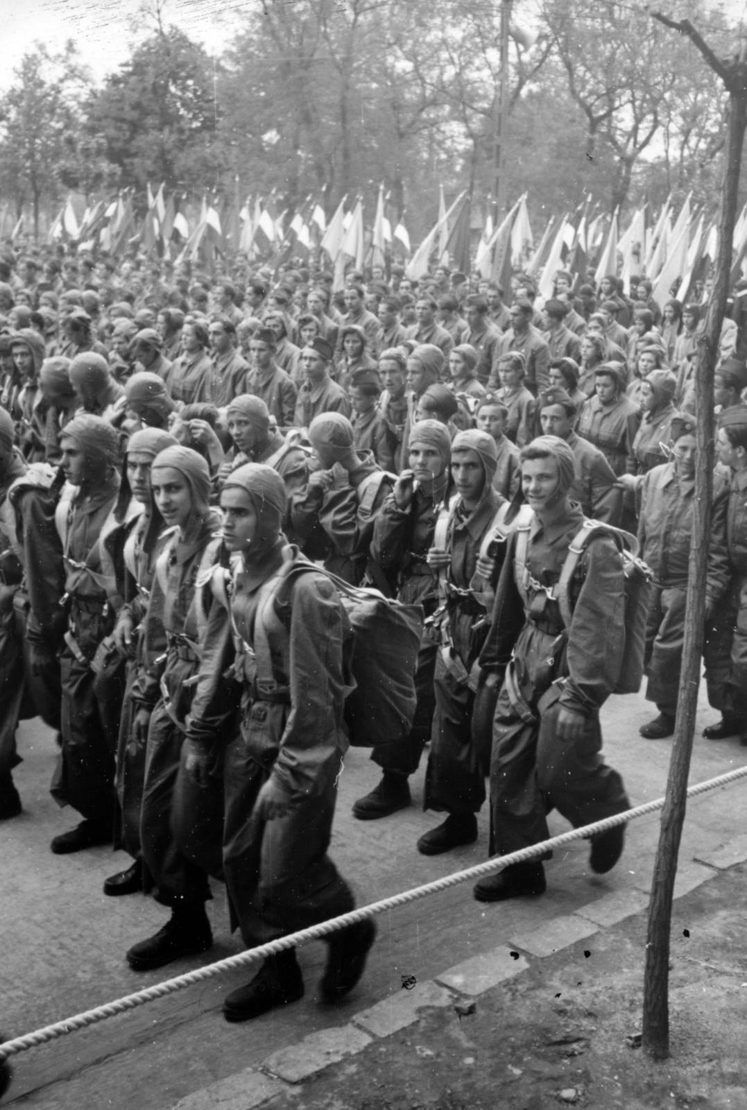 Hungary, Budapest XIV., Ajtósi Dürer sor, az ejtőernyősök teljes ugró felszerelésben vettek részt a május 1-i felvonuláson, 1953, Nasztanovics Ferenc, Budapest, youth, march, Fortepan #222096