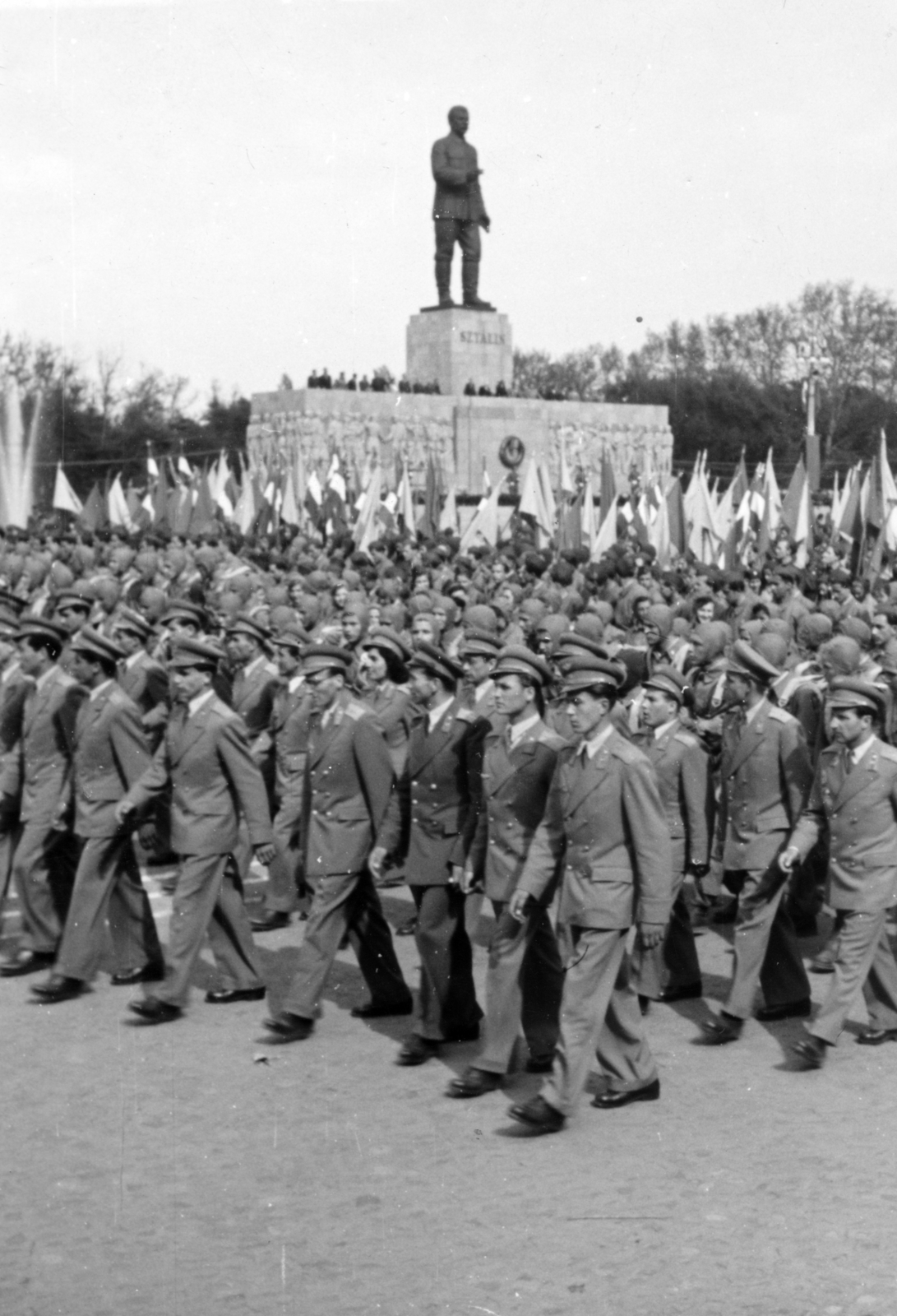 Hungary, Budapest XIV., a mai Ötvenhatosok tere (Sztálin tér), szemben Mikus Sándor szobrászművész alkotása a Sztálin szobor. Repülősök a május 1-i felvonuláson., 1953, Nasztanovics Ferenc, Budapest, Joseph Stalin portrayal, march, Fortepan #222099