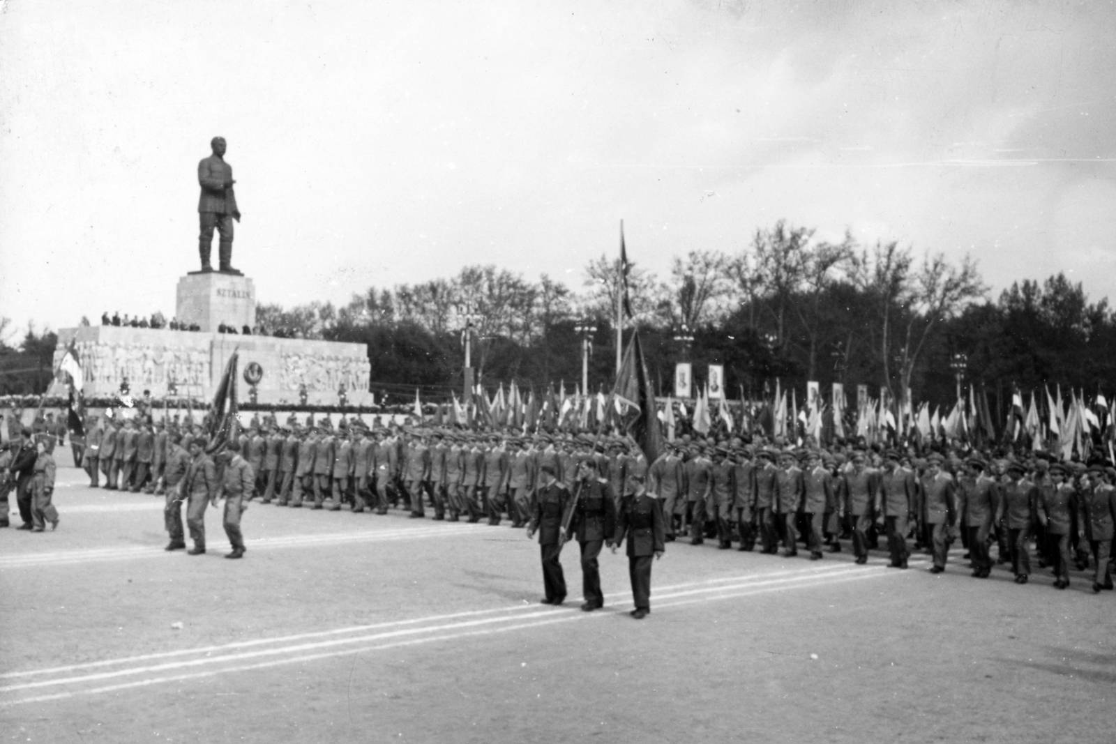 Hungary, Budapest XIV., a mai Ötvenhatosok tere (Sztálin tér), szemben Mikus Sándor szobrászművész alkotása a Sztálin szobor. Repülősök a május 1-i felvonuláson., 1953, Nasztanovics Ferenc, Budapest, sculpture, march, Joseph Stalin portrayal, Fortepan #222100