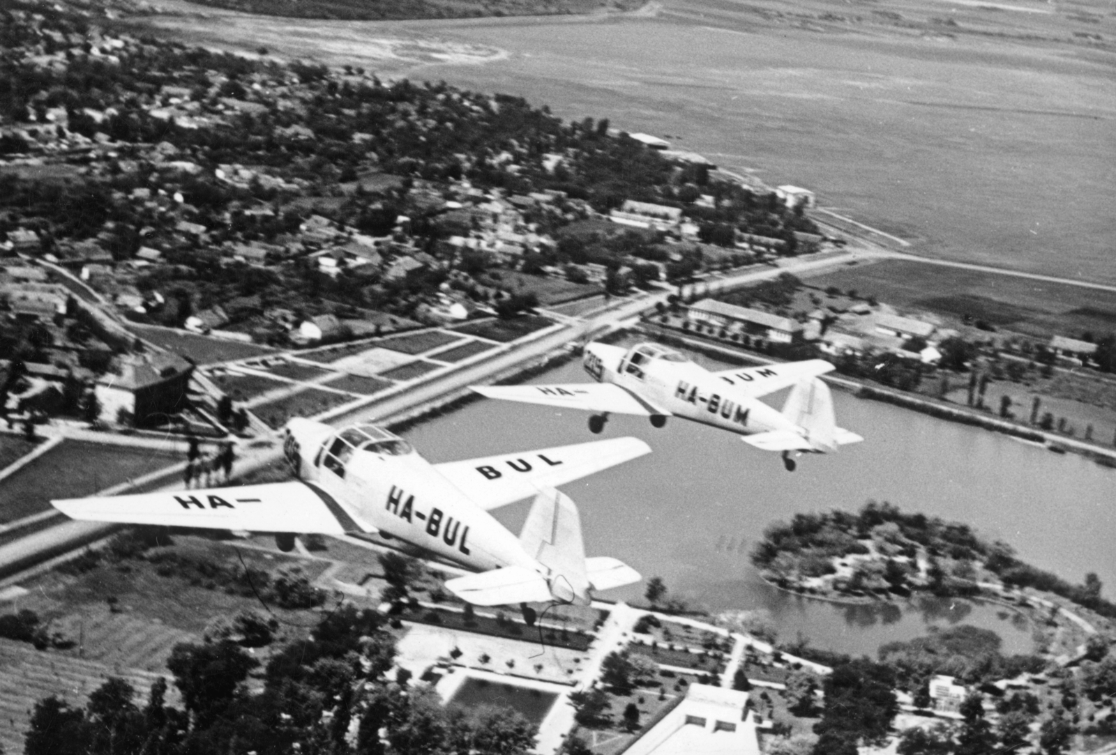 Hungary, Hajdúszoboszló, Zlin-381 Fecske típusú repülőgépek a város felett., 1952, Nasztanovics Ferenc, bird's eye view, airplane, aerial photo, Fortepan #222115