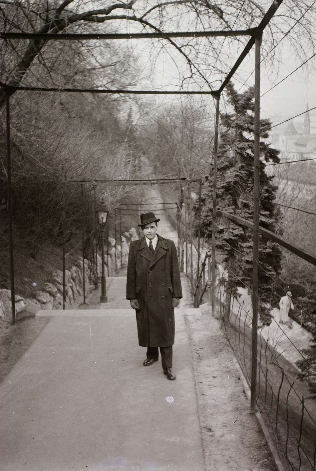 Hungary, Budapest I., Király lépcső sétány., 1942, Fortepan/Album002, portrait, man, Budapest, Fortepan #22216