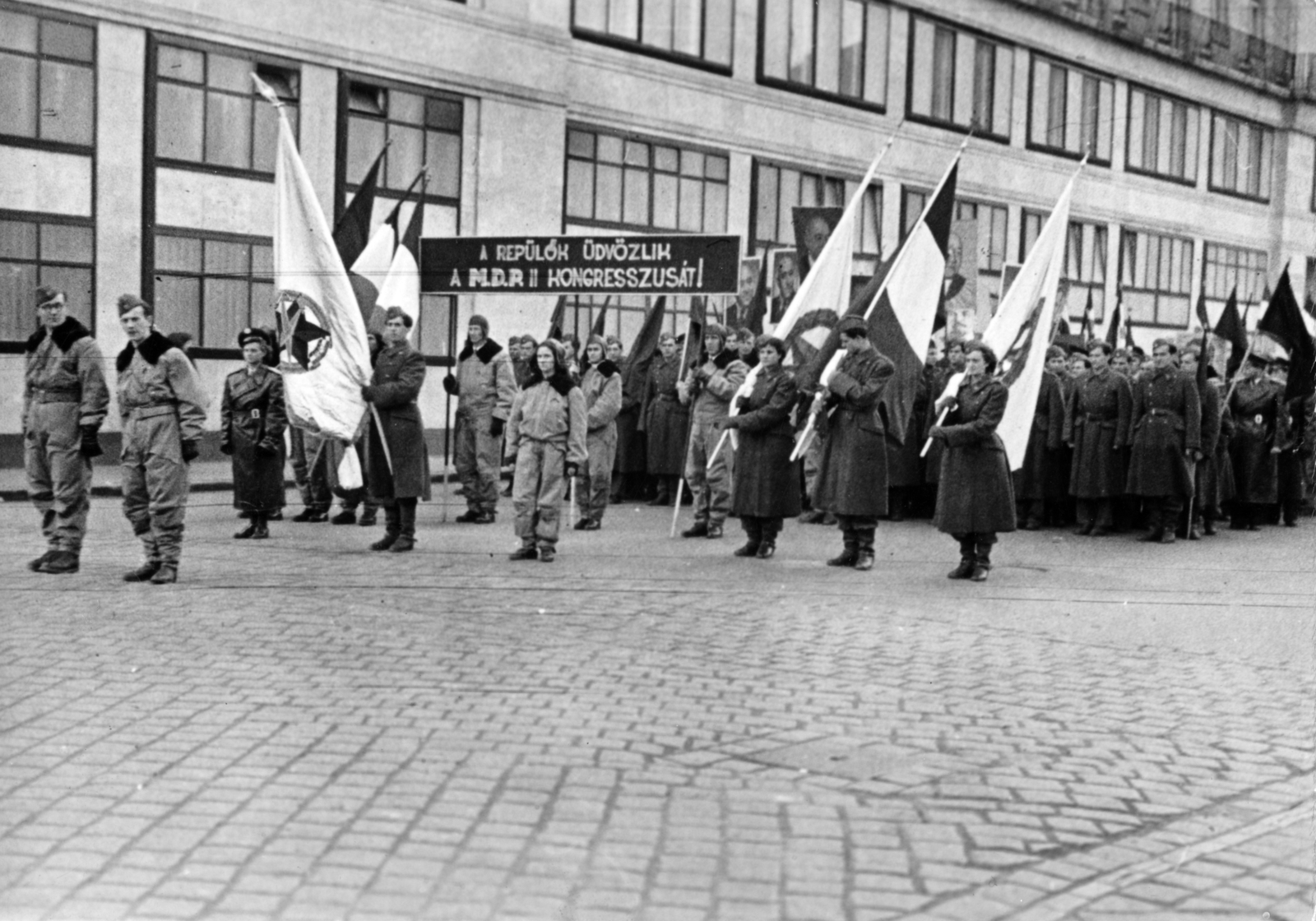 Hungary, Budapest V., Erzsébet (Sztálin) tér, az MDP II. Kongresszusa alkalmából, 1951. február 24-én rendezett felvonulás és nagygyűlés résztvevői. Háttérben a Budapesti Rendőr-főkapitányság épülete., 1951, Nasztanovics Ferenc, Budapest, flag, march, military parade, banner, Fortepan #222160