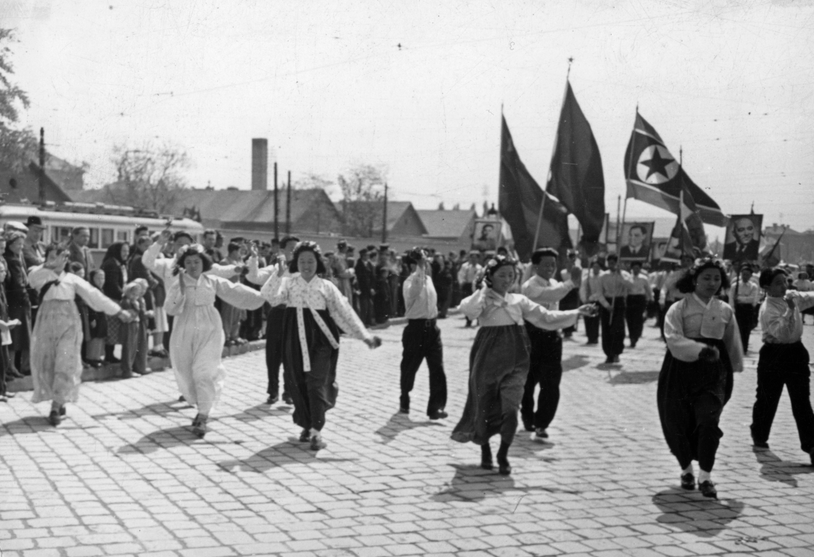 Hungary, Budapest X., Hungária körút, a Kerepesi út közelében. Koreaiak a május 1-i felvonuláson., 1953, Nasztanovics Ferenc, Budapest, Mátyás Rákosi-portrayal, flag, Red Star, folk costume, march, Fortepan #222161