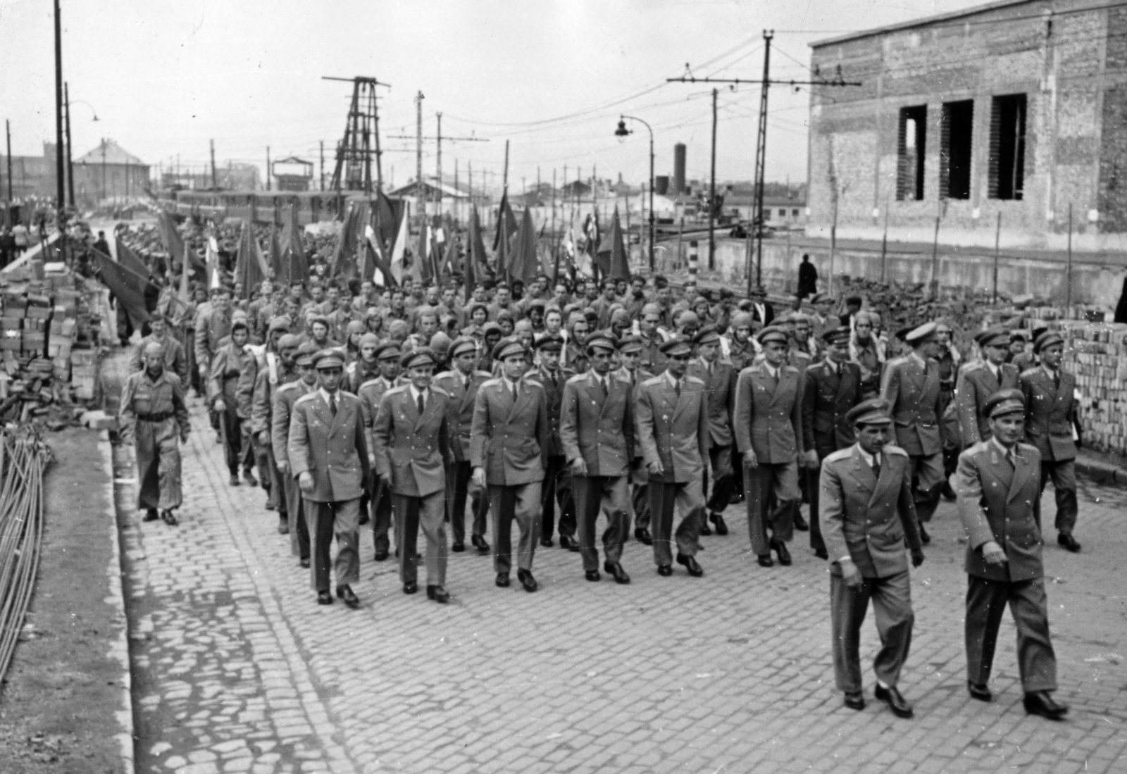 Hungary, Budapest XIV., Kerepesi út, jobbra a később lebontásra került metró és a gödöllői HÉV Hungária körúti, közös végállomása. Előtte az ekkor a Keleti pályaudvarig közlekedő HÉV vonala. Repülősök a május 1-i felvonuláson., 1953, Nasztanovics Ferenc, Budapest, uniform, march, Fortepan #222163