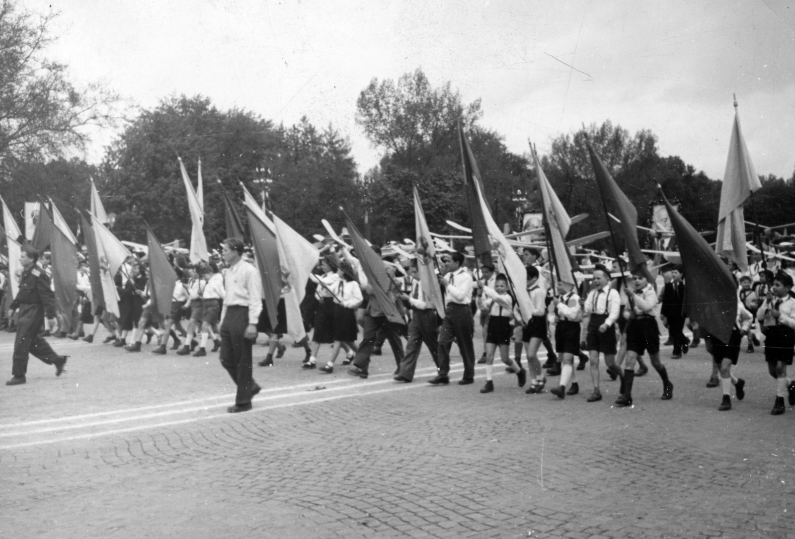 Hungary, Budapest XIV., a mai Ötvenhatosok tere (Sztálin tér), modellező úttörők a május 1-i felvonuláson., 1953, Nasztanovics Ferenc, Budapest, march, pioneer, Fortepan #222166