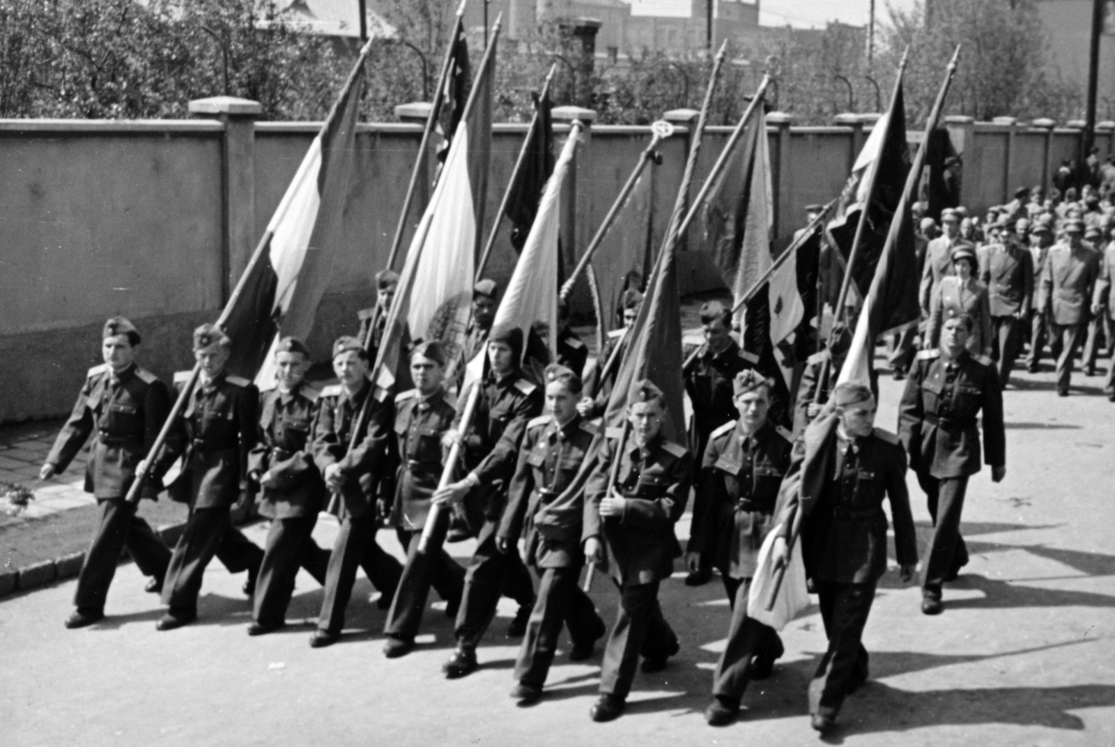 Hungary, Budapest VIII., repülősök a május 1-i felvonuláson a Kerepesi úton, távolban a gumigyár., 1953, Nasztanovics Ferenc, Budapest, brick wall, uniform, flag, march, Fortepan #222171