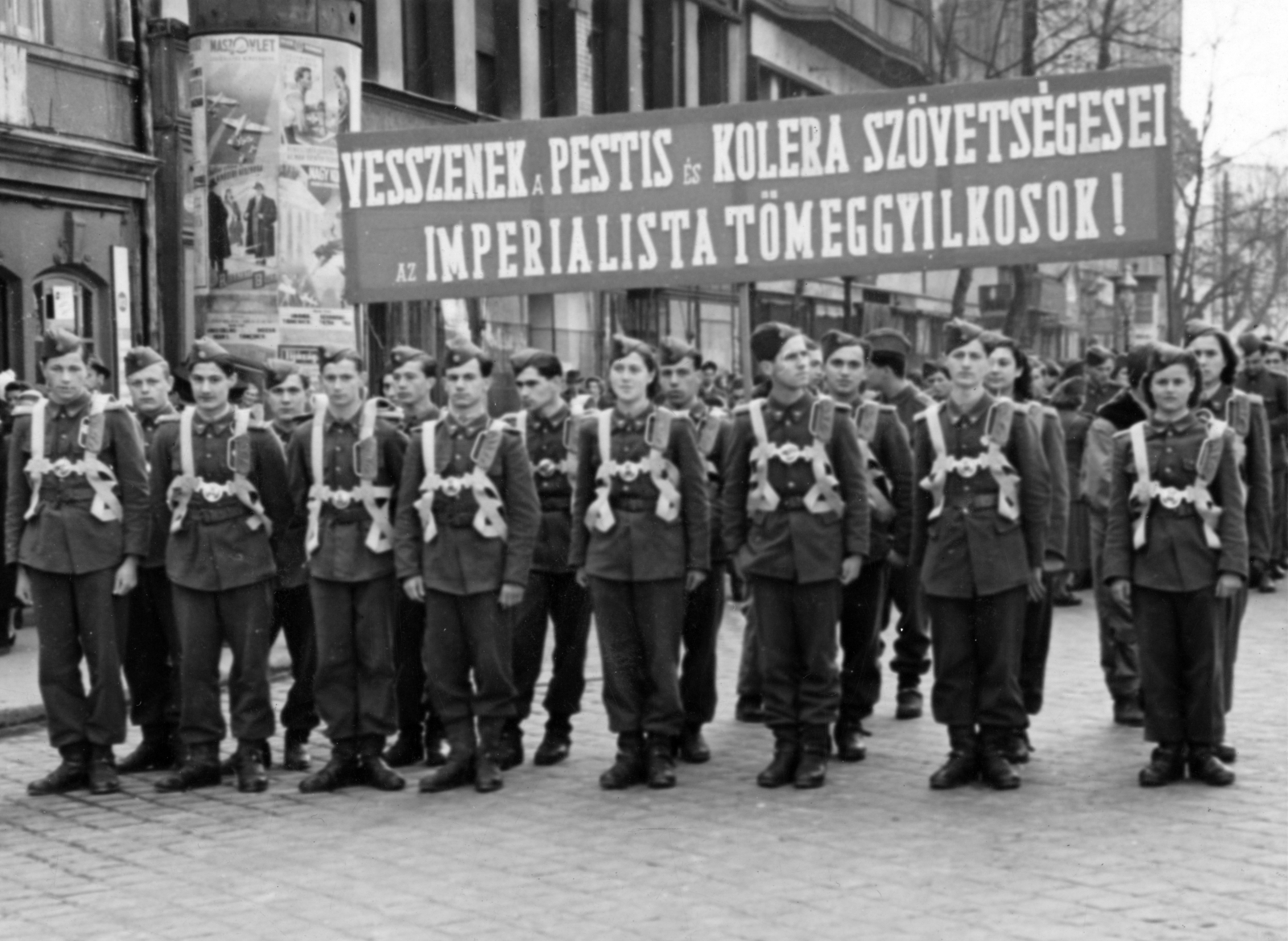 Magyarország, Budapest VI., Bajcsy-Zsilinszky út a József Attila utca felől a Deák Ferenc tér felé nézve., 1952, Nasztanovics Ferenc, plakát, propaganda, hirdetőoszlop, transzparens, jelmondat, ejtőernyős, Budapest, Fortepan #222175