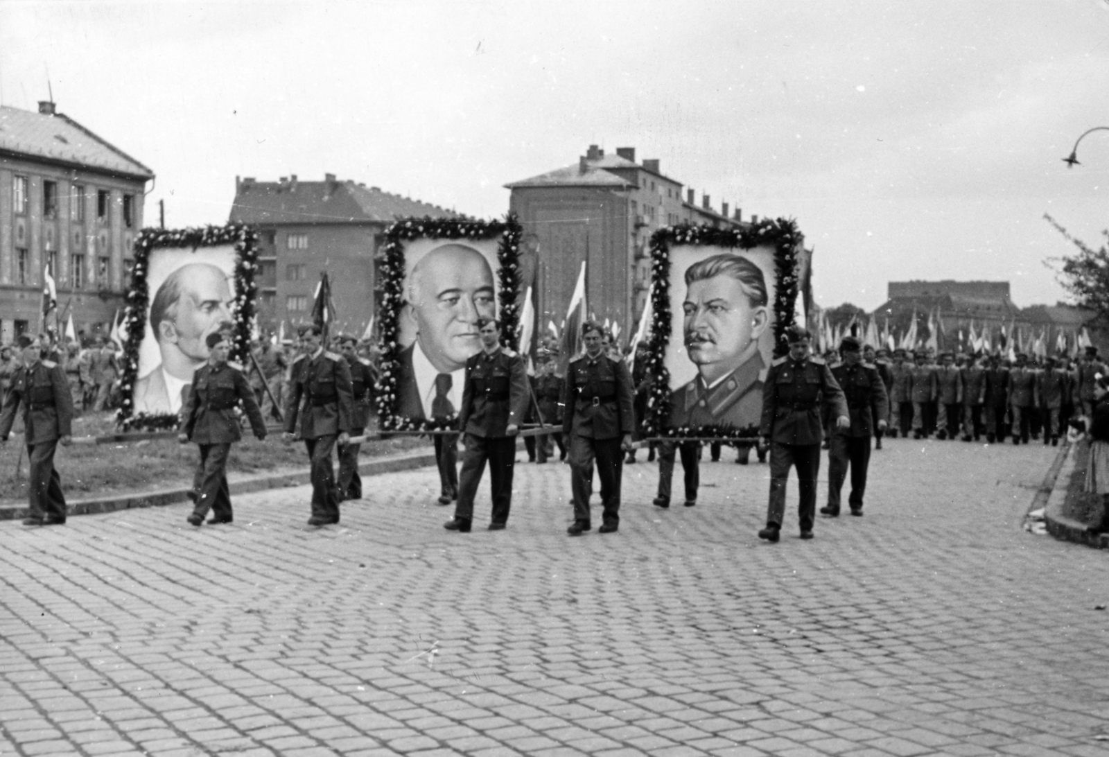 Hungary, Budapest XIV., Hungária körút a Mogyoródi út felé nézve, repülősök a május 1-i felvonuláson., 1953, Nasztanovics Ferenc, Budapest, uniform, Lenin-portrayal, march, Joseph Stalin portrayal, Mátyás Rákosi-portrayal, flower decoration, Fortepan #222179