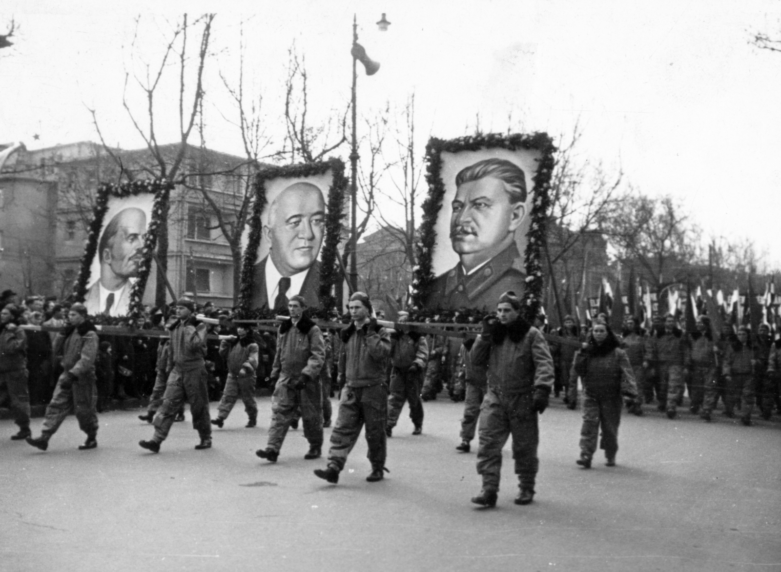 Magyarország, Budapest VI., Andrássy (Sztálin) út, háttérben a 111. szám. Repülősök az április 4-i katonai díszszemlén és felvonuláson., 1952, Nasztanovics Ferenc, Budapest, vállon vinni, Sztálin ábrázolás, Lenin-ábrázolás, Rákosi Mátyás-ábrázolás, pilóta, díszszemle, Fortepan #222180