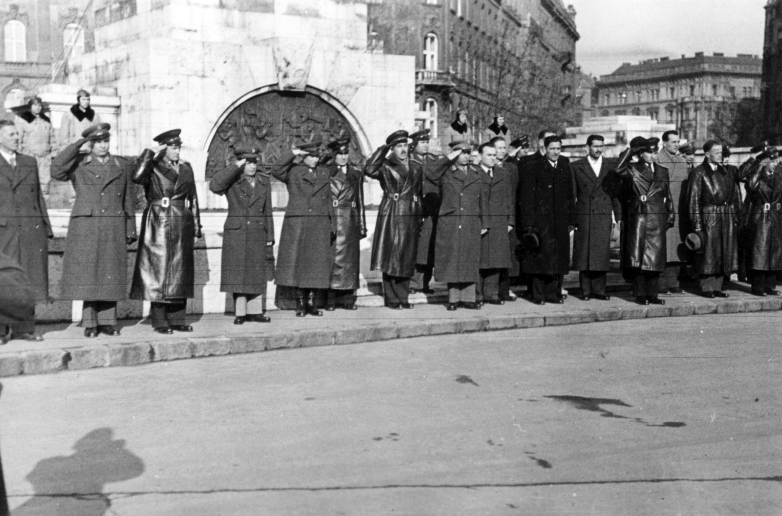 Hungary, Budapest V., Szabadság tér, szovjet hősi emlékmű., 1951, Nasztanovics Ferenc, Budapest, festive, soldier, Soviet memorial, salute, officer, Fortepan #222188