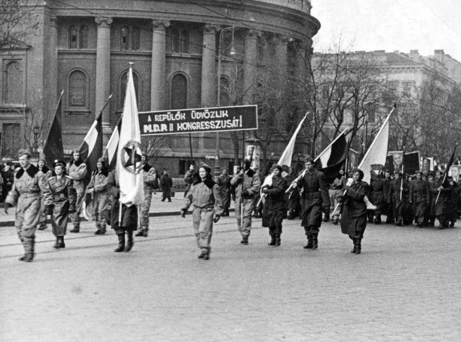 Hungary, Budapest V., Bajcsy-Zsilinszky út, az MDP II. Kongresszusa alkalmából, 1951. február 24-én rendezett felvonulás és nagygyűlés résztvevői. Háttérben balra a Szent István-bazilika., 1951, Nasztanovics Ferenc, march, Budapest, flag, pilot, military parade, Fortepan #222190