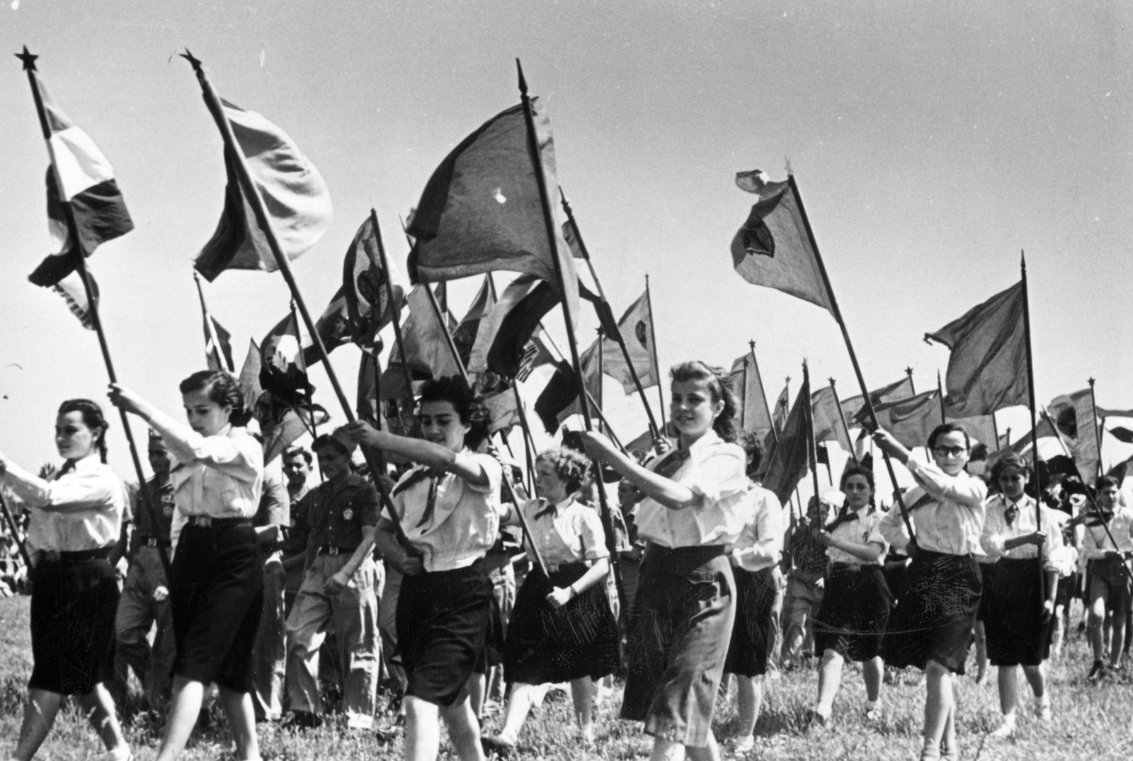 Hungary, úttörők ünnepi felvonulása., 1950, Nasztanovics Ferenc, flag, pioneer, Fortepan #222191