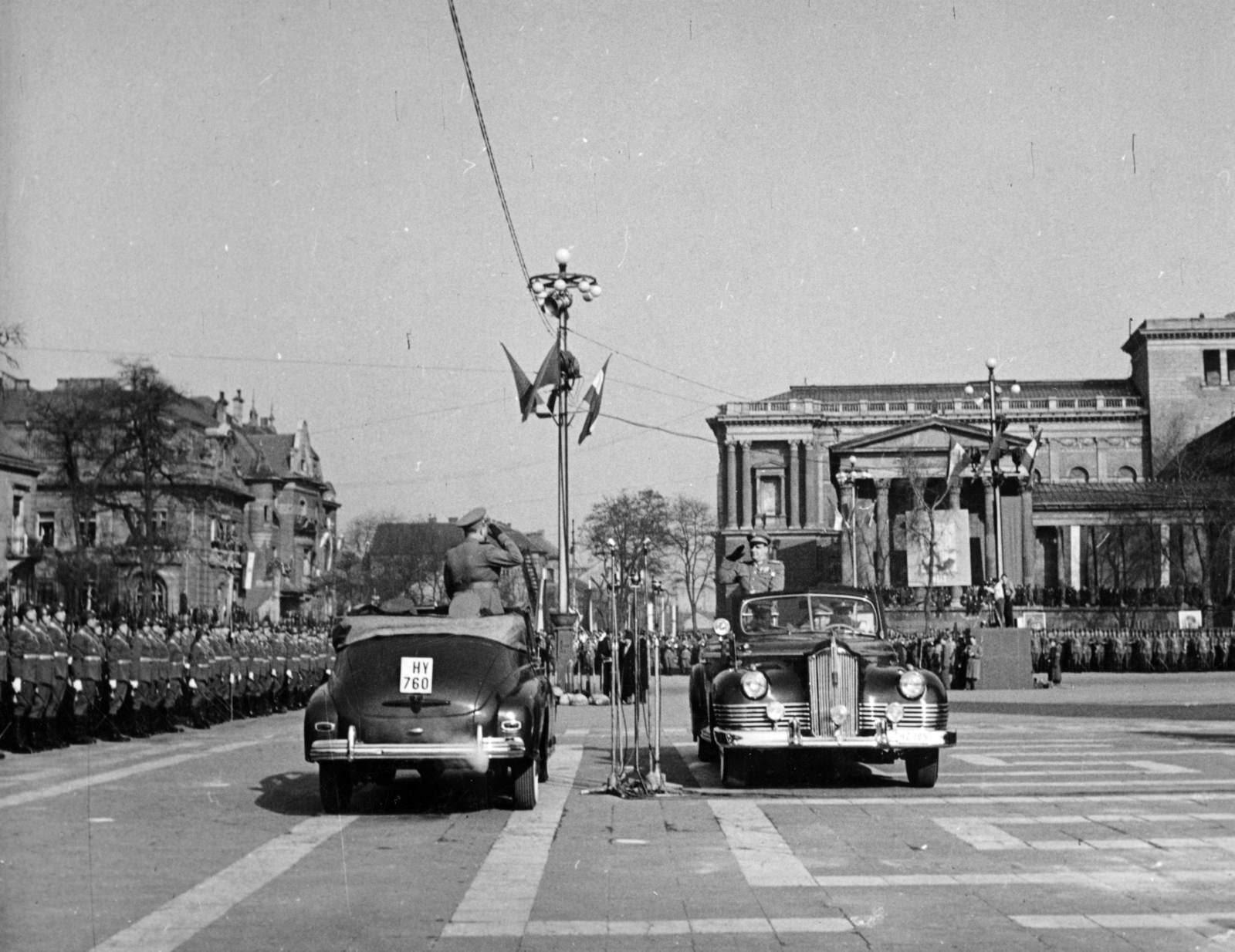Magyarország, Budapest XIV., Hősök tere, április 4-i katonai díszszemle és felvonulás. A díszszemle parancsnoka jelentést tesz., 1952, Nasztanovics Ferenc, tisztelgés, rendszám, díszszemle, automobil, Budapest, Fortepan #222199