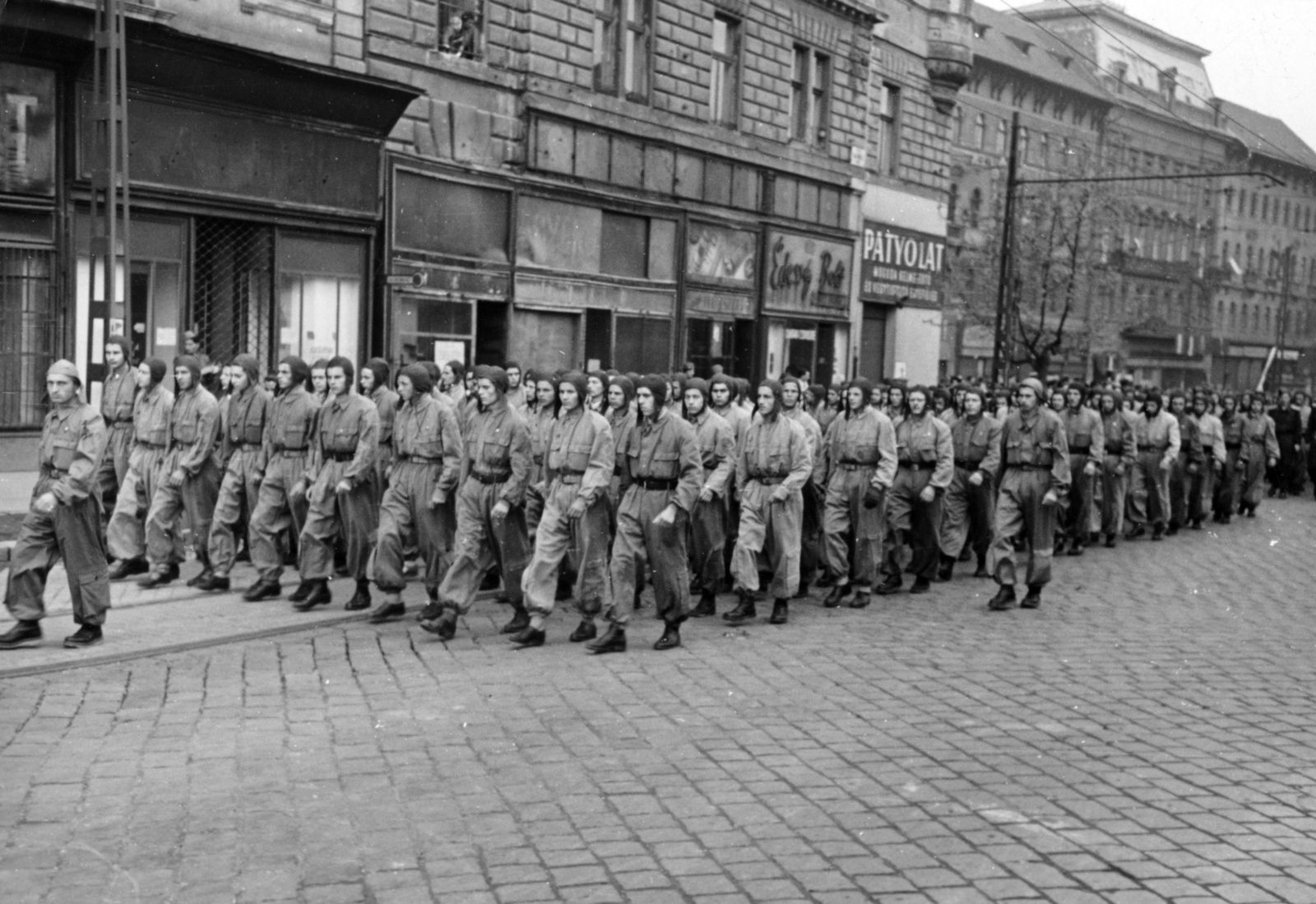 Hungary, Budapest VIII., Baross tér, repülősök a május 1-i felvonuláson a 6. és a 4-5. számú ház előtt, jobbról az 1., 2. és 3. számú ház. A kettő között balra kezdődik a Fiumei út., 1953, Nasztanovics Ferenc, Budapest, march, Fortepan #222201