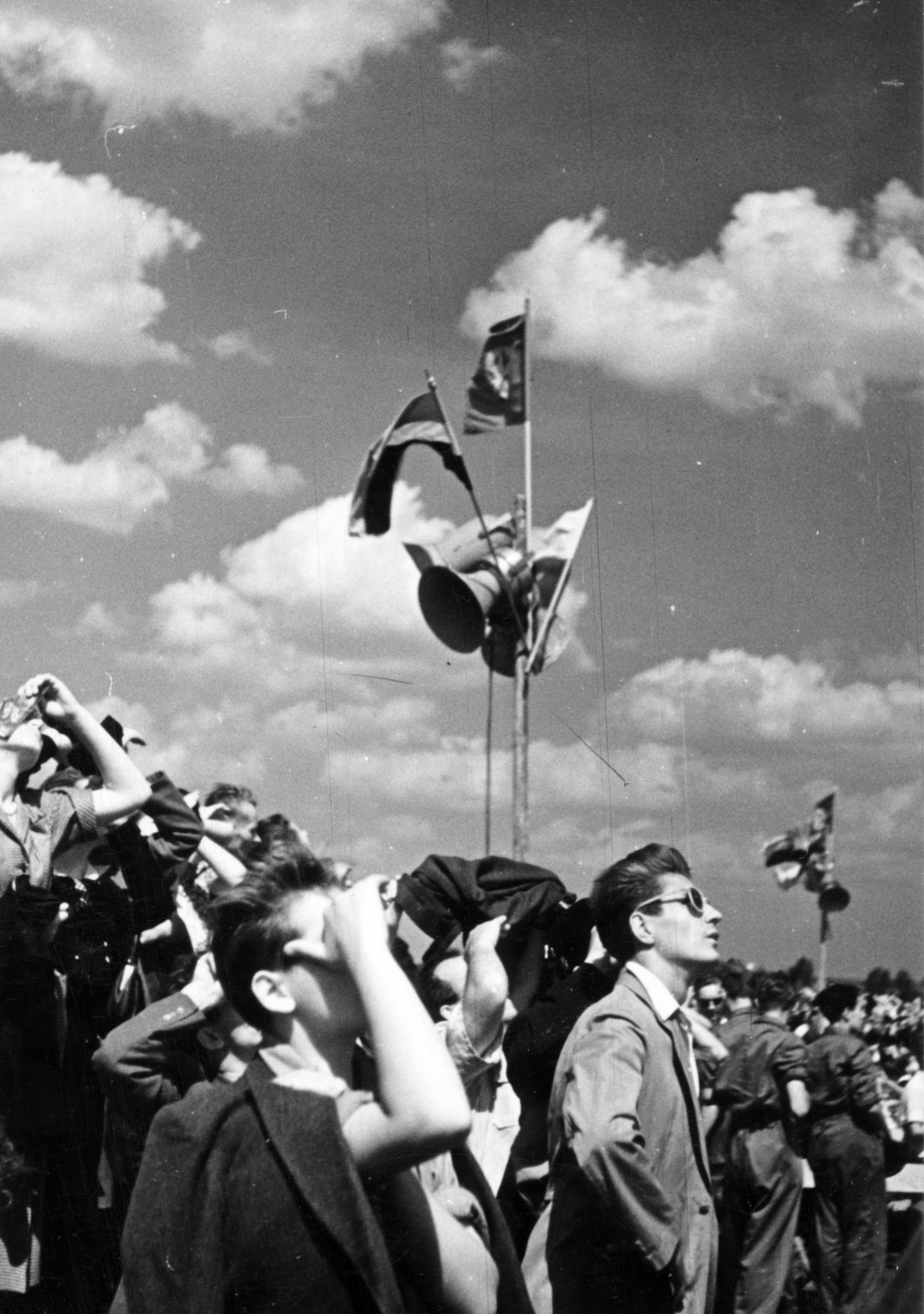Magyarország, Mátyásföldi repülőtér, Budapest XVI., repülőnap az országos béketalálkozó alkalmával 1952. június 1-én., 1952, Nasztanovics Ferenc, Budapest, közönség, zászló, hangosbeszélô, Fortepan #222202