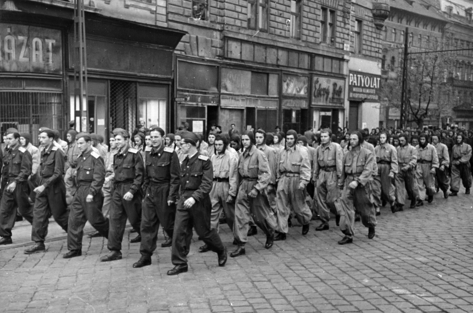 Hungary, Budapest VIII., Baross tér, repülősök a május 1-i felvonuláson a 6. és a 4-5. számú ház előtt, jobbról az 1., 2. és 3. számú ház. A kettő között balra kezdődik a Fiumei út., 1953, Nasztanovics Ferenc, Budapest, march, Fortepan #222205