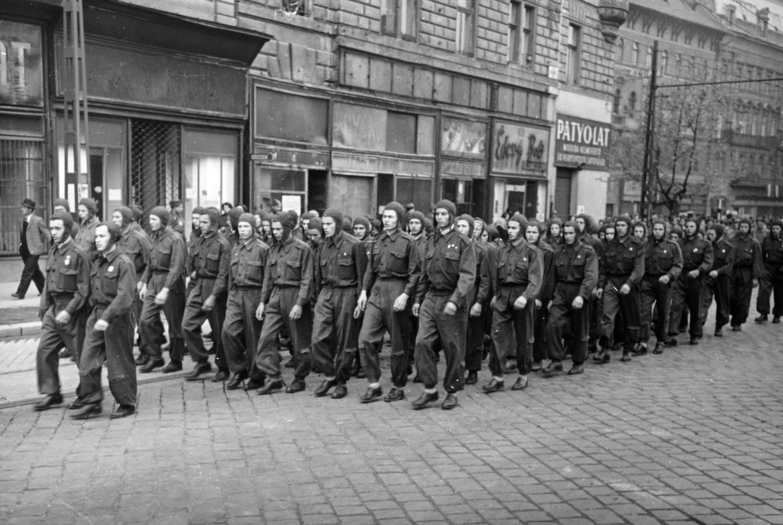 Hungary, Budapest VIII., Baross tér, repülősök a május 1-i felvonuláson a 6. és a 4-5. számú ház előtt, jobbról az 1., 2. és 3. számú ház. A kettő között balra kezdődik a Fiumei út., 1953, Nasztanovics Ferenc, Budapest, march, Fortepan #222209