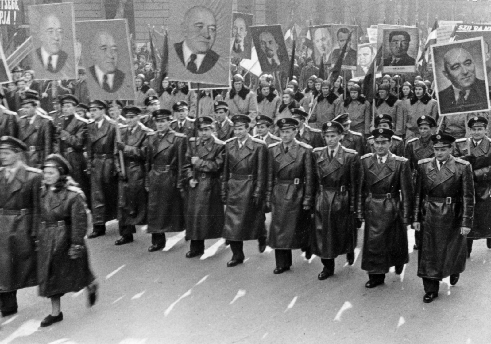 Hungary, Budapest VI., az MDP II. Kongresszusa alkalmából, 1951. február 24-én rendezett felvonulás és nagygyűlés résztvevői., 1951, Nasztanovics Ferenc, leather jacket, Mátyás Rákosi-portrayal, Lenin-portrayal, march, Budapest, Fortepan #222210