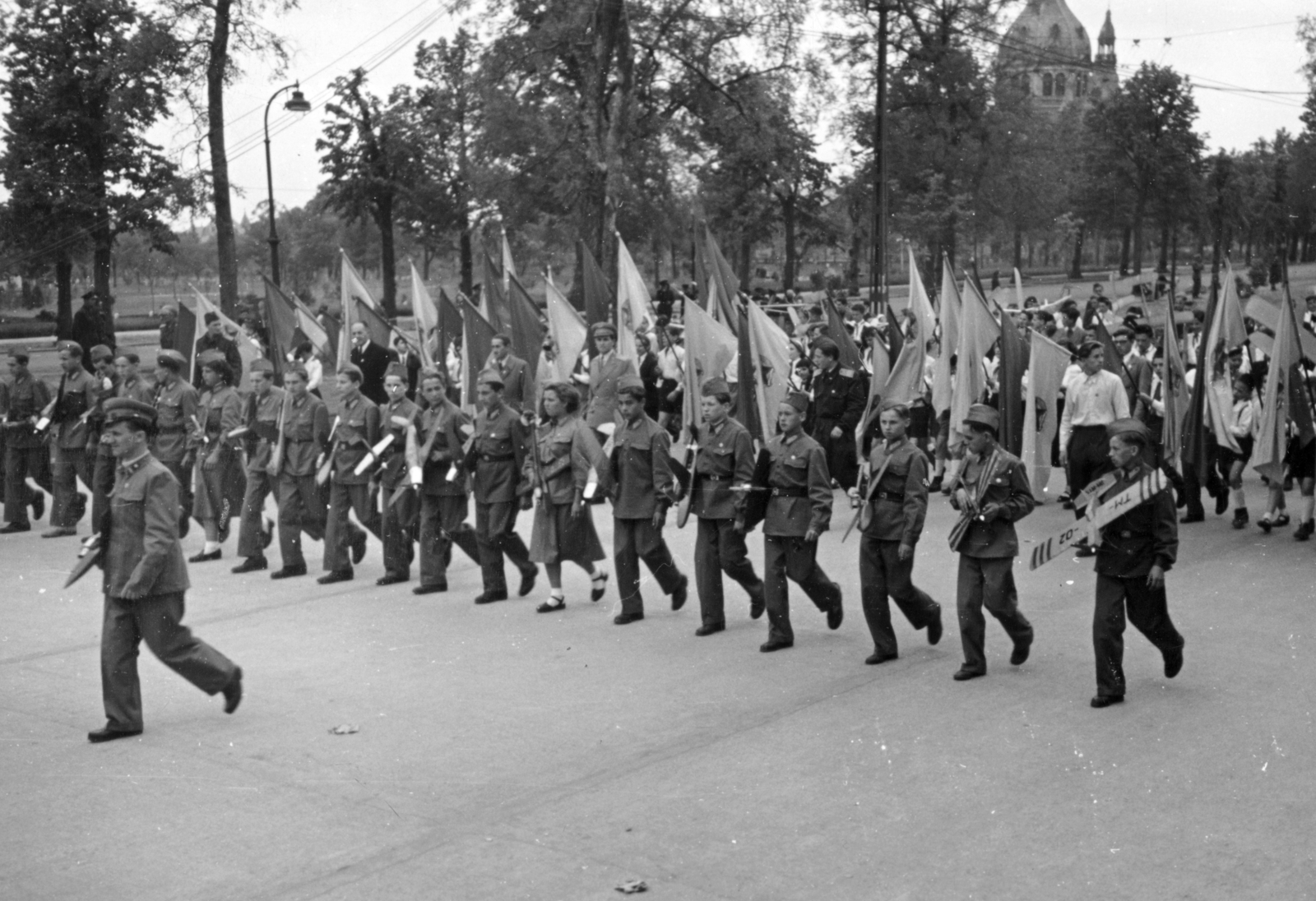 Hungary, Budapest XIV., Ajtósi Dürer sor, jobbra a háttérben a korábbi Magyar Királyi Közlekedési Múzeum, a millenniumi kiállításra épített Közlekedési csarnok kupolája. Modellezők a május 1-i felvonuláson., 1953, Nasztanovics Ferenc, Budapest, model plane, Fortepan #222211