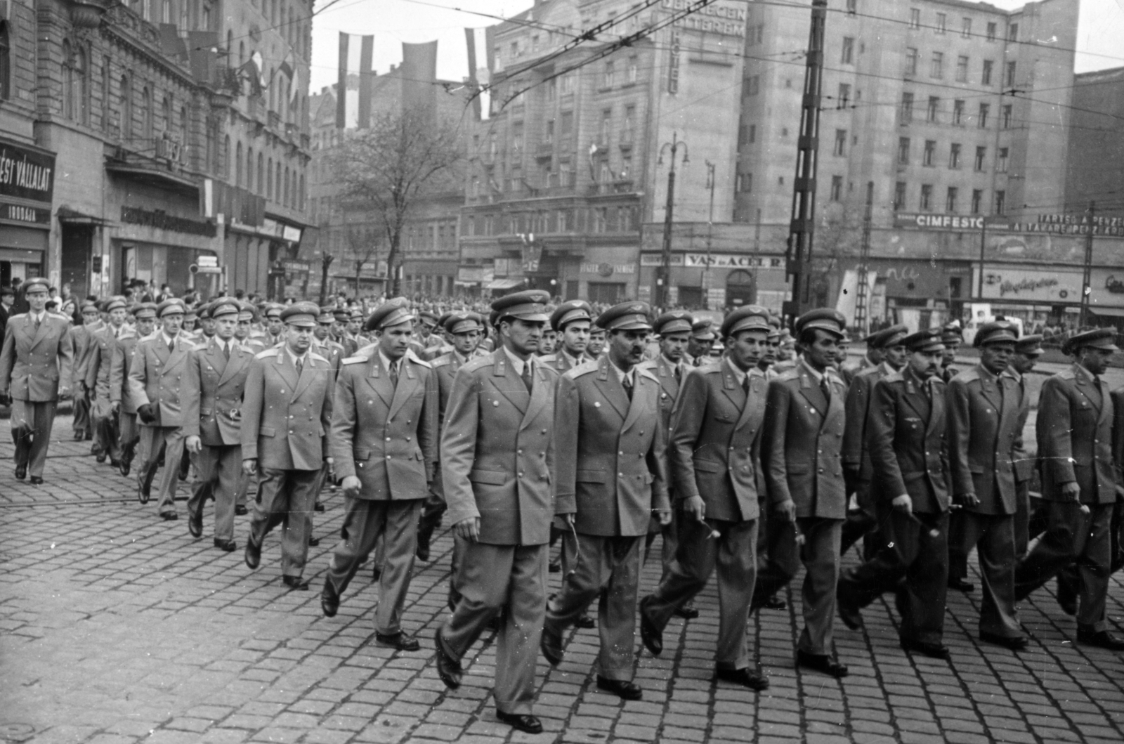 Magyarország, Budapest VIII.,Budapest VII., Baross tér, szemben a Rákóczi út. Repülősök a május 1-i felvonuláson., 1953, Nasztanovics Ferenc, Budapest, felvonulás, Fortepan #222213