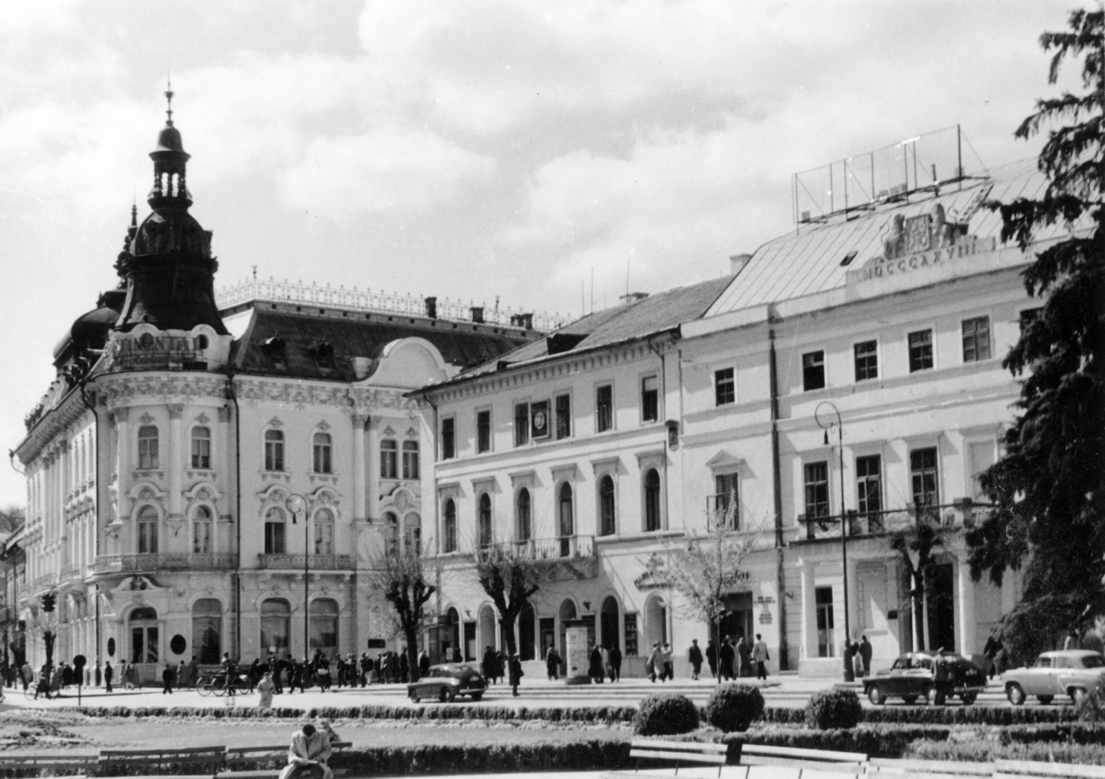 Romania,Transylvania, Cluj-Napoca, Fő tér, balra a New York palota, jobbra a Jósika-palota., 1952, Dőri fotó Kolozsvár, public building, square, palace, Fortepan #222223