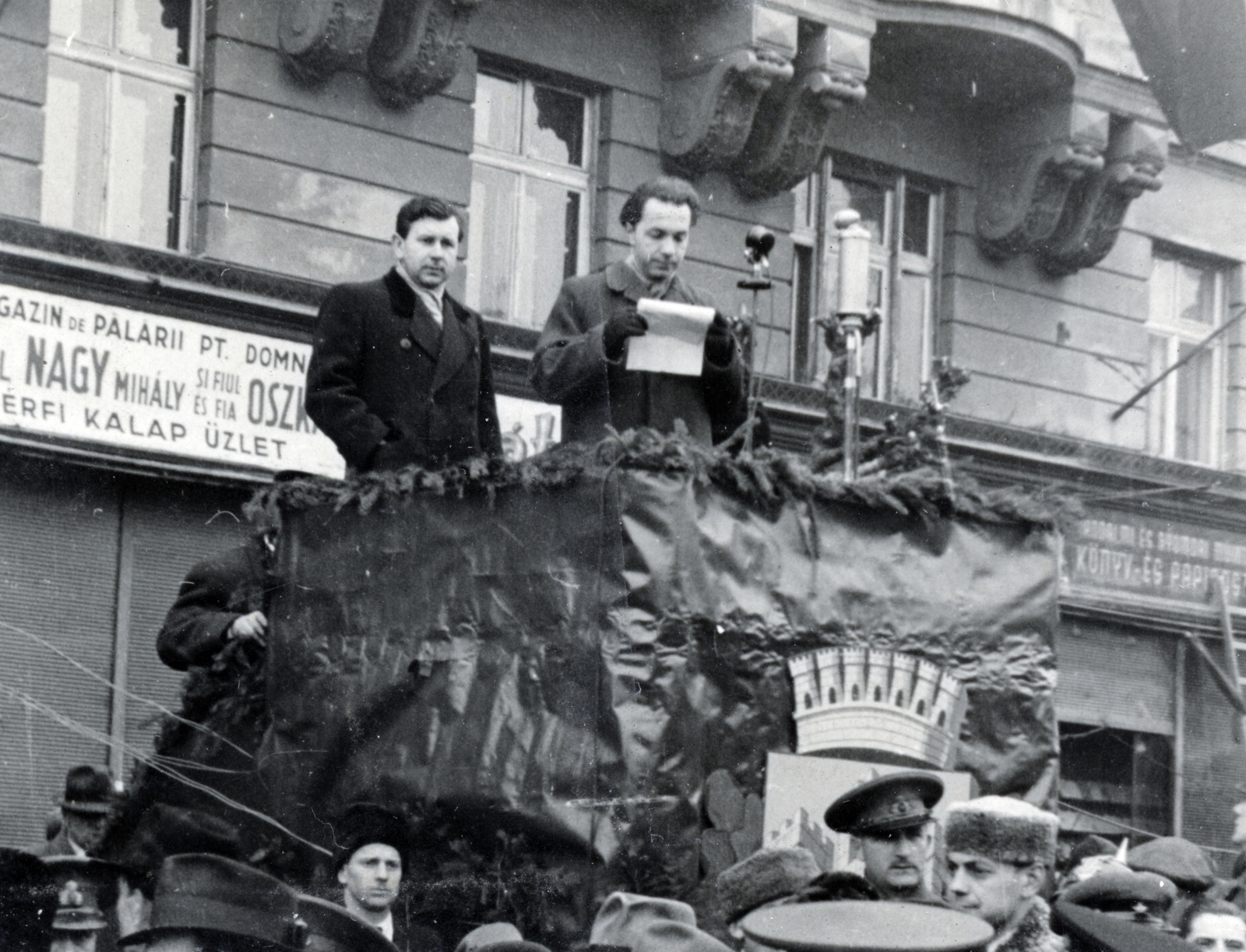 Románia,Erdély, Kolozsvár, Fő tér (Piața Unirii), háttérben az Egyetem utca (Strada Universității) sarkán álló ház., 1945, Dőri fotó Kolozsvár, szónok, Fortepan #222227