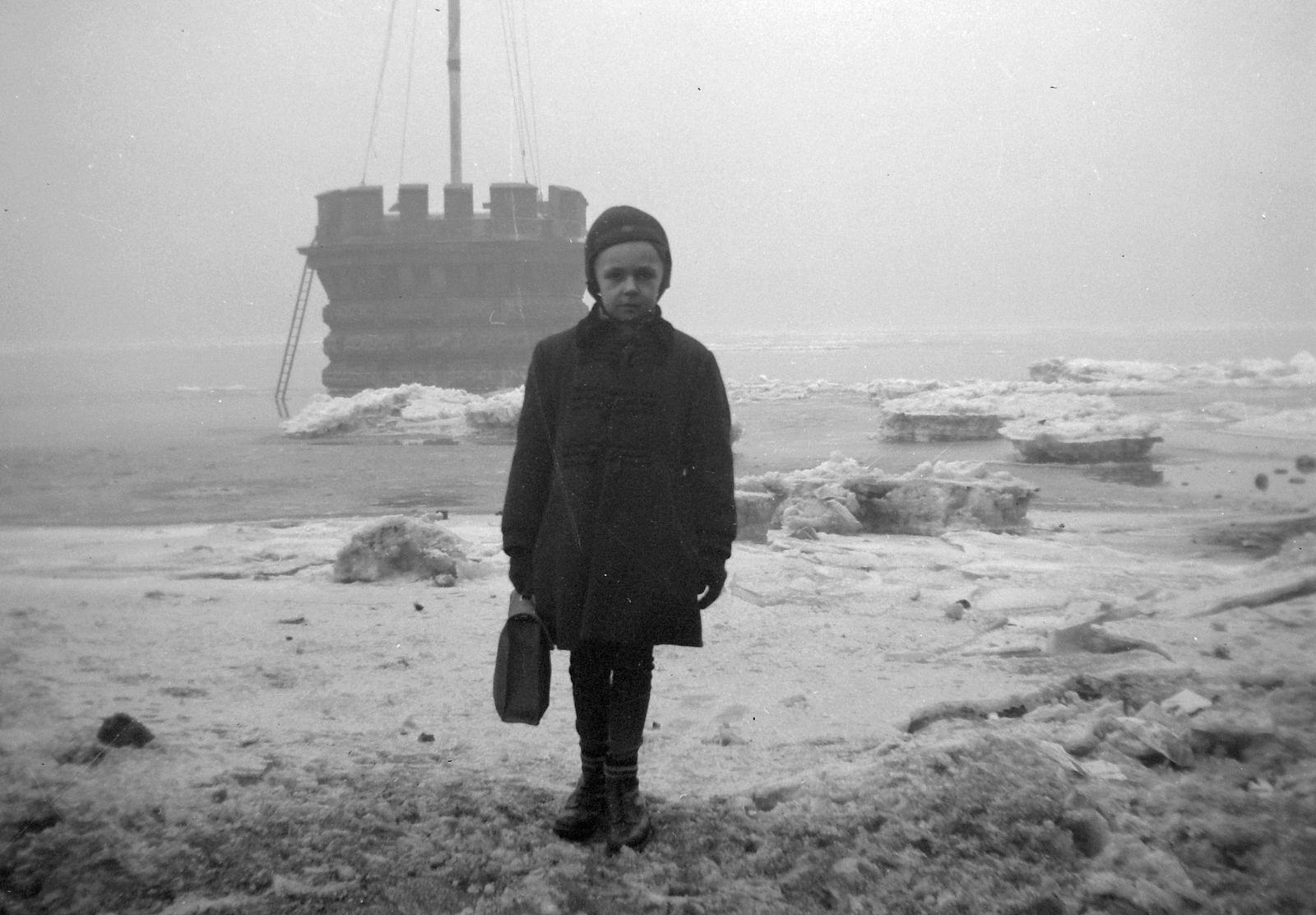 Hungary, Budapest V., az áradó Duna a Széchenyi Lánchíd közelében., 1940, Fortepan/Album002, portrait, kid, winter, flood, ice field;ice float, Danube, Budapest, Fortepan #22223