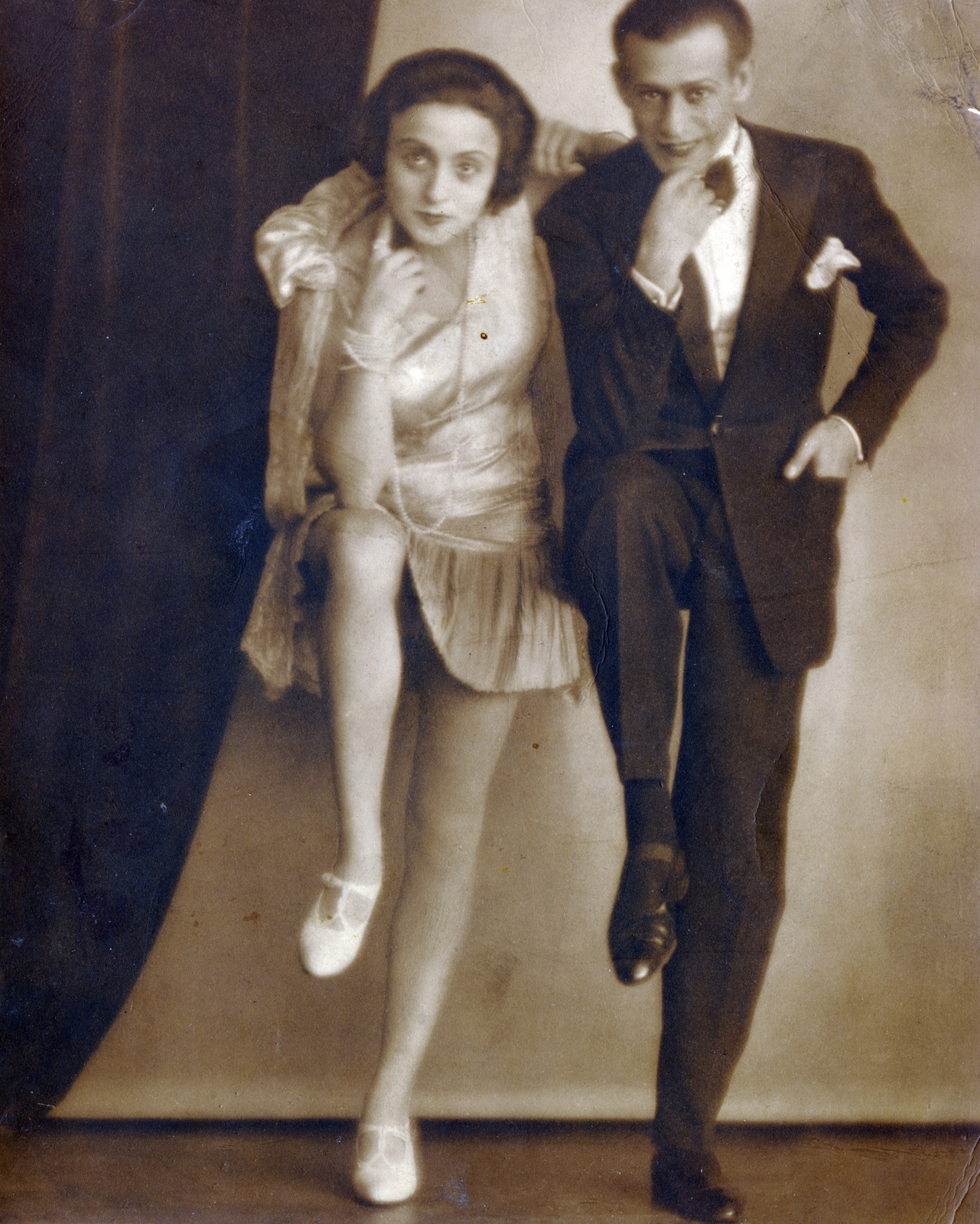 1929, Milkovits Gábor, tánc, zsebredugott kéz, póz, revü, festett háttér, Fortepan #222237