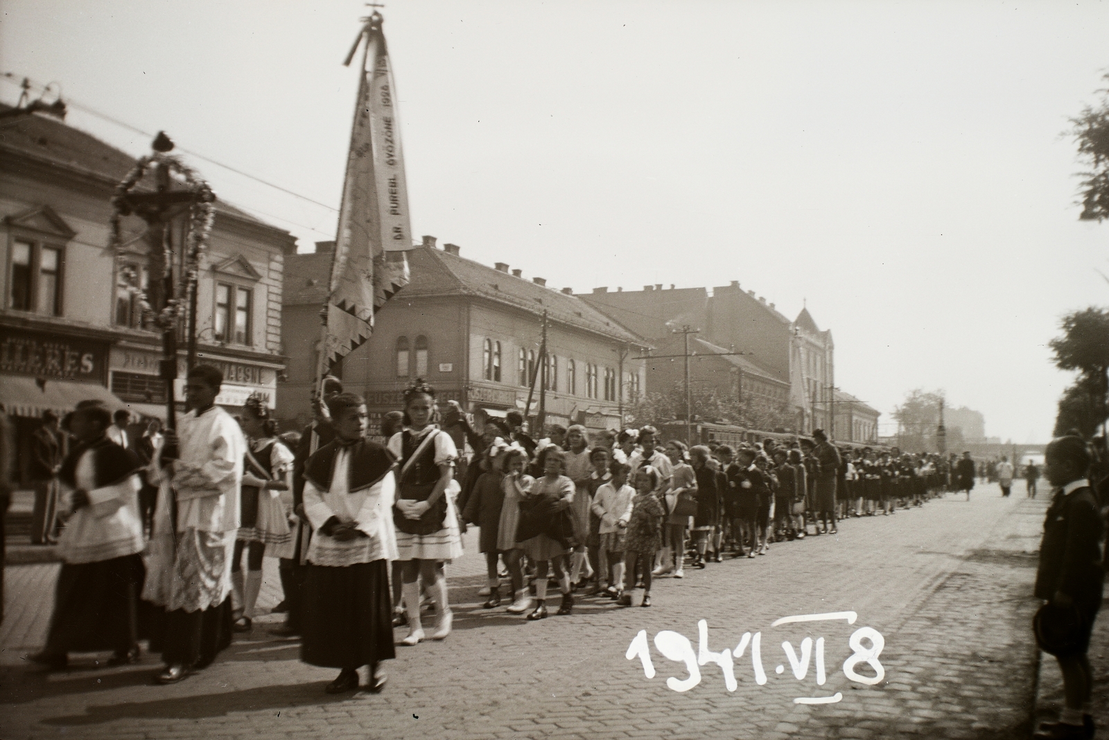 Magyarország, Budapest XIV., Kerepesi út, háttérben az Utász utca torkolata., 1941, Fortepan/Album002, vallás, körmenet, feszület, Budapest, Fortepan #22225