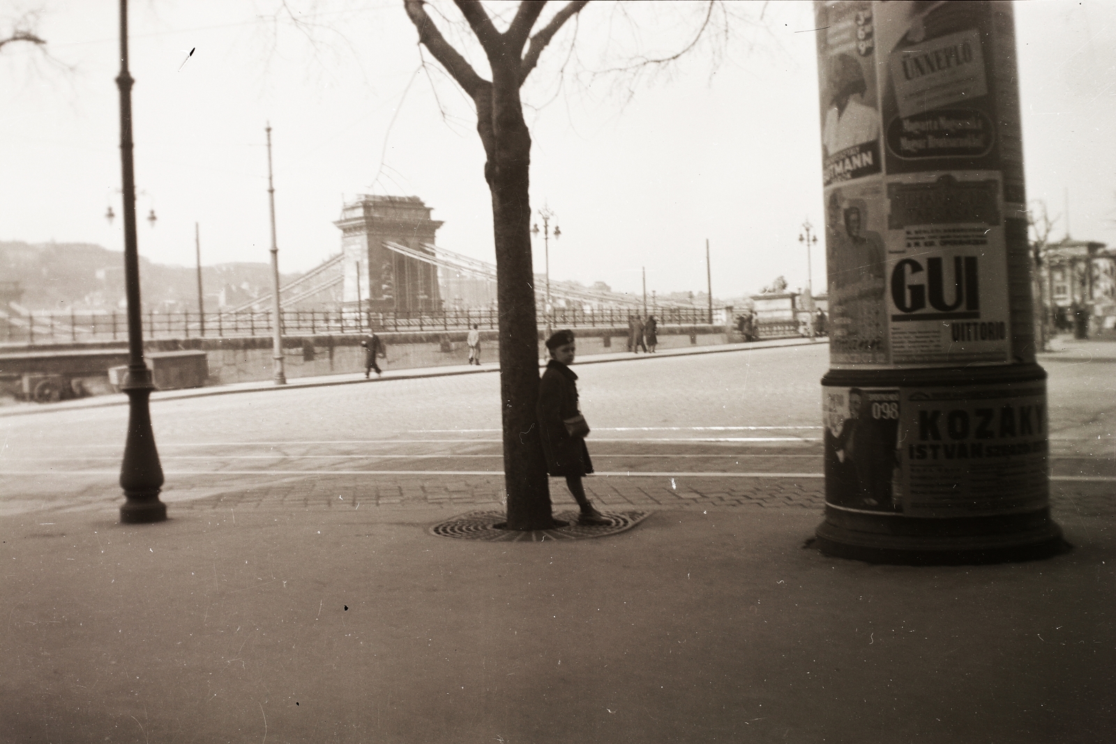 Magyarország, Budapest V., Eötvös tér, szemben a Széchenyi Lánchíd., 1941, Fortepan/Album002, portré, híd, plakát, hirdetőoszlop, gyerek, Budapest, függőhíd, William Tierney Clark-terv, Fortepan #22226